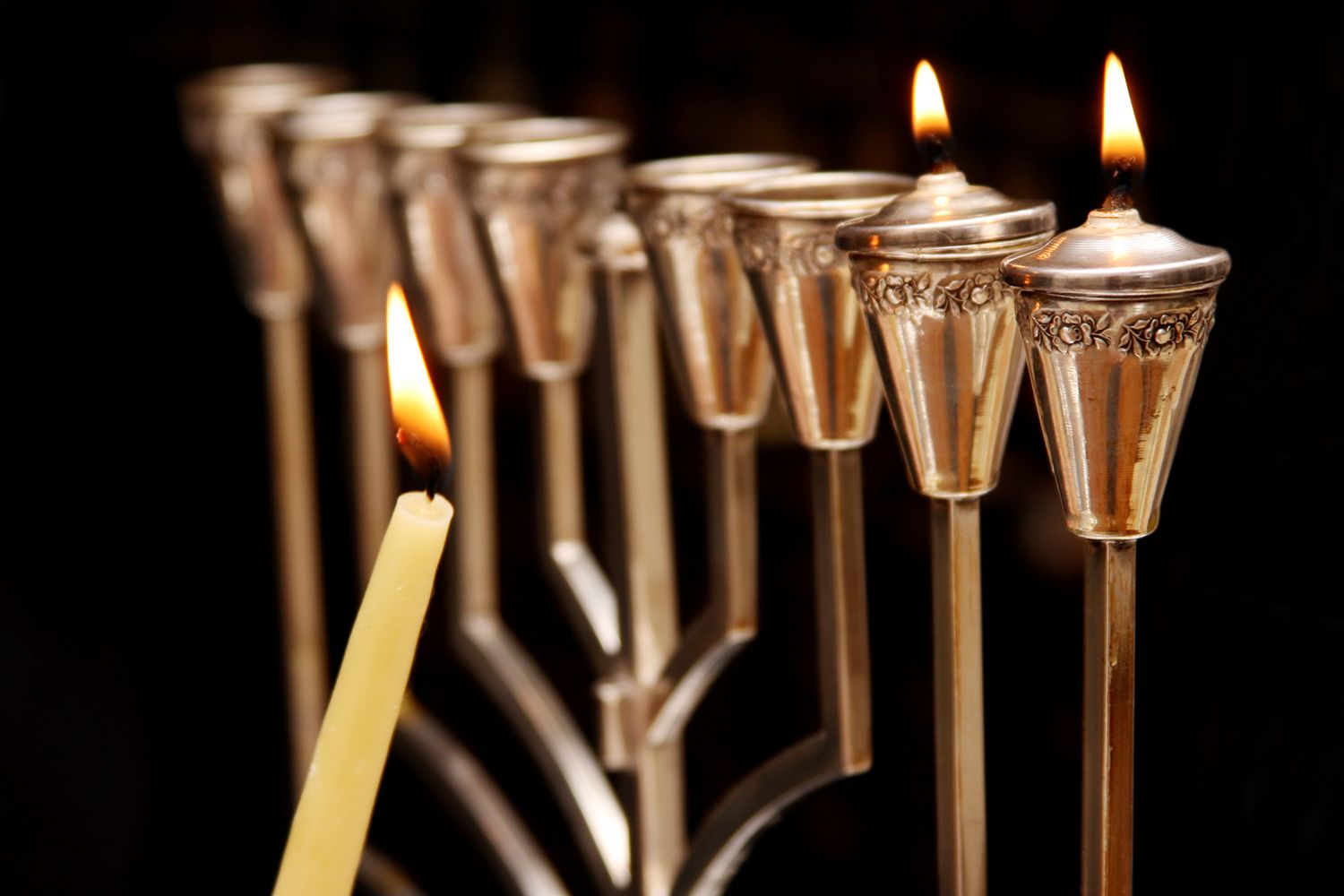 How to Light the Menorah and Hanukkah Prayer