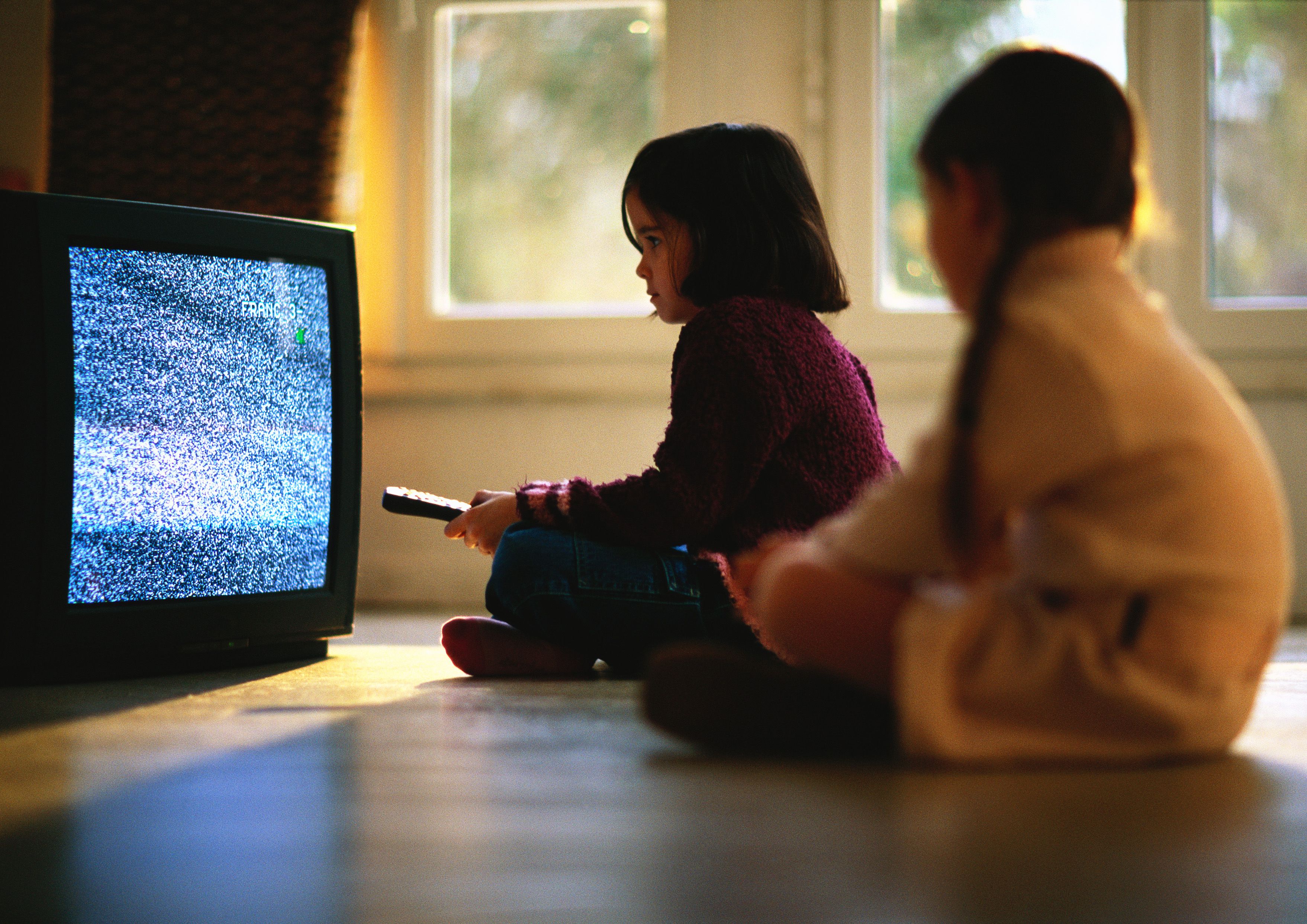 Отключи просмотр телевизора. Подросток и телевизор. Телевизор для детей. Детство перед телевизором.