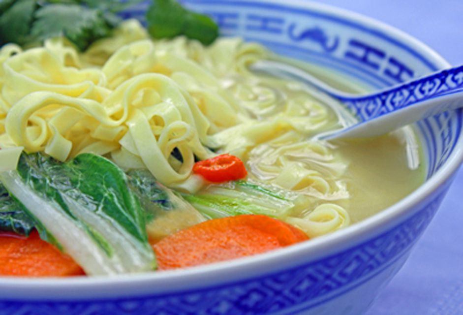 Тайский нудл суп. Тайский овощной суп. Тайский суп с лапшой. Овощной суп из Тайланда.