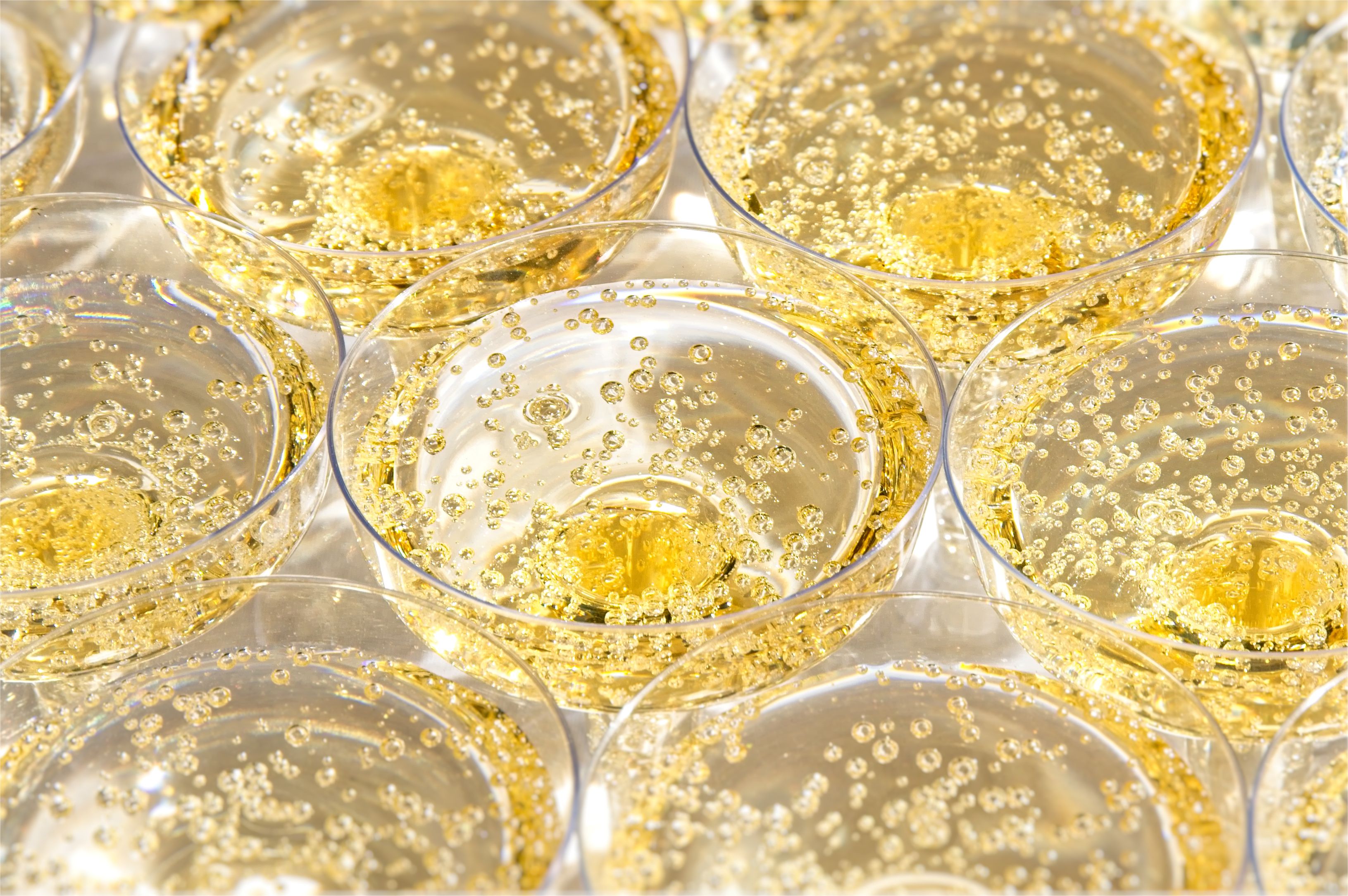 Шампанское с золотом. Шампанское с сусальным золотом. Бокалы с сусальным золотом. Пузырьки шампанского. Брызги шампанского.