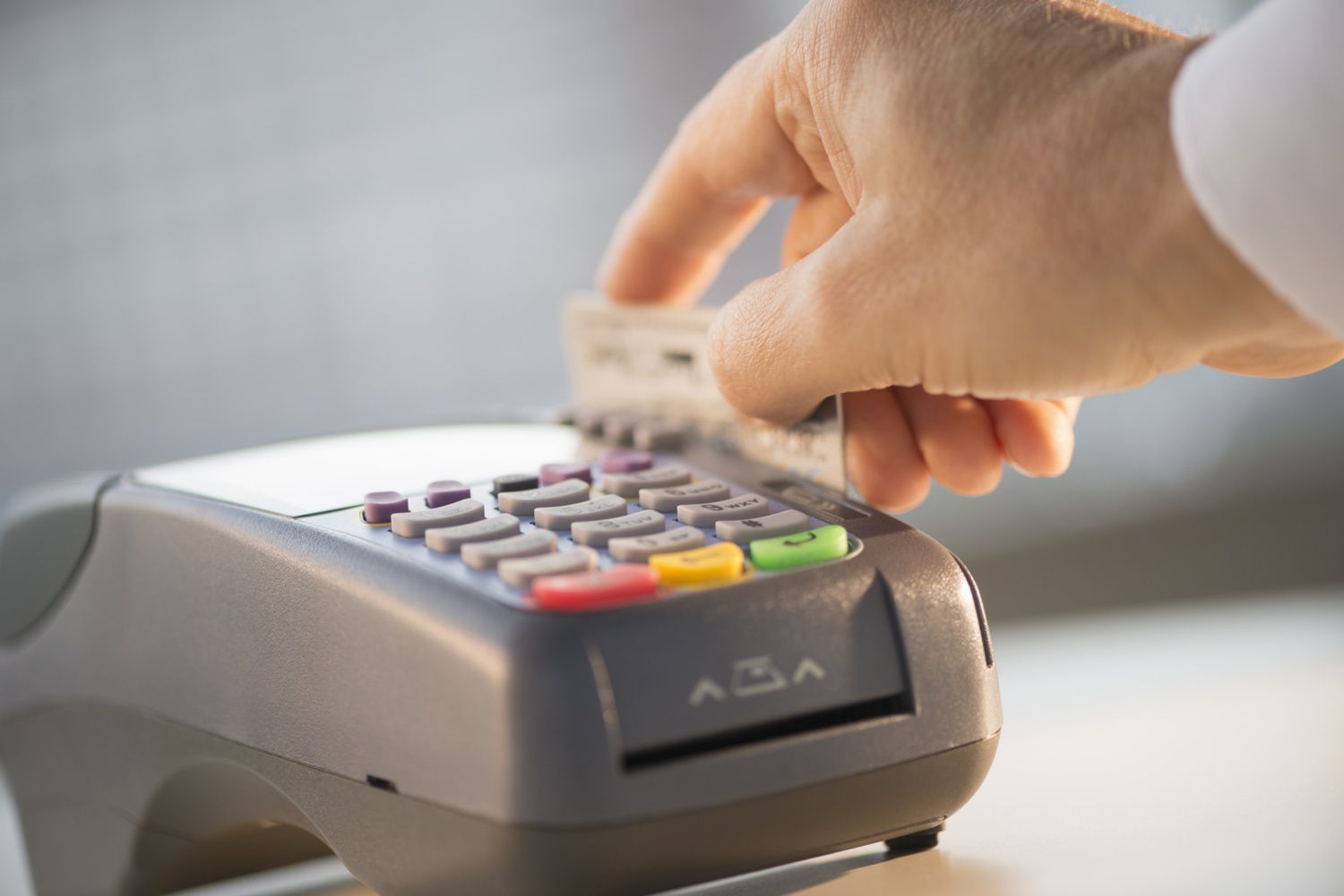 How Do I Tell When to Use My Credit Card or Debit Card?