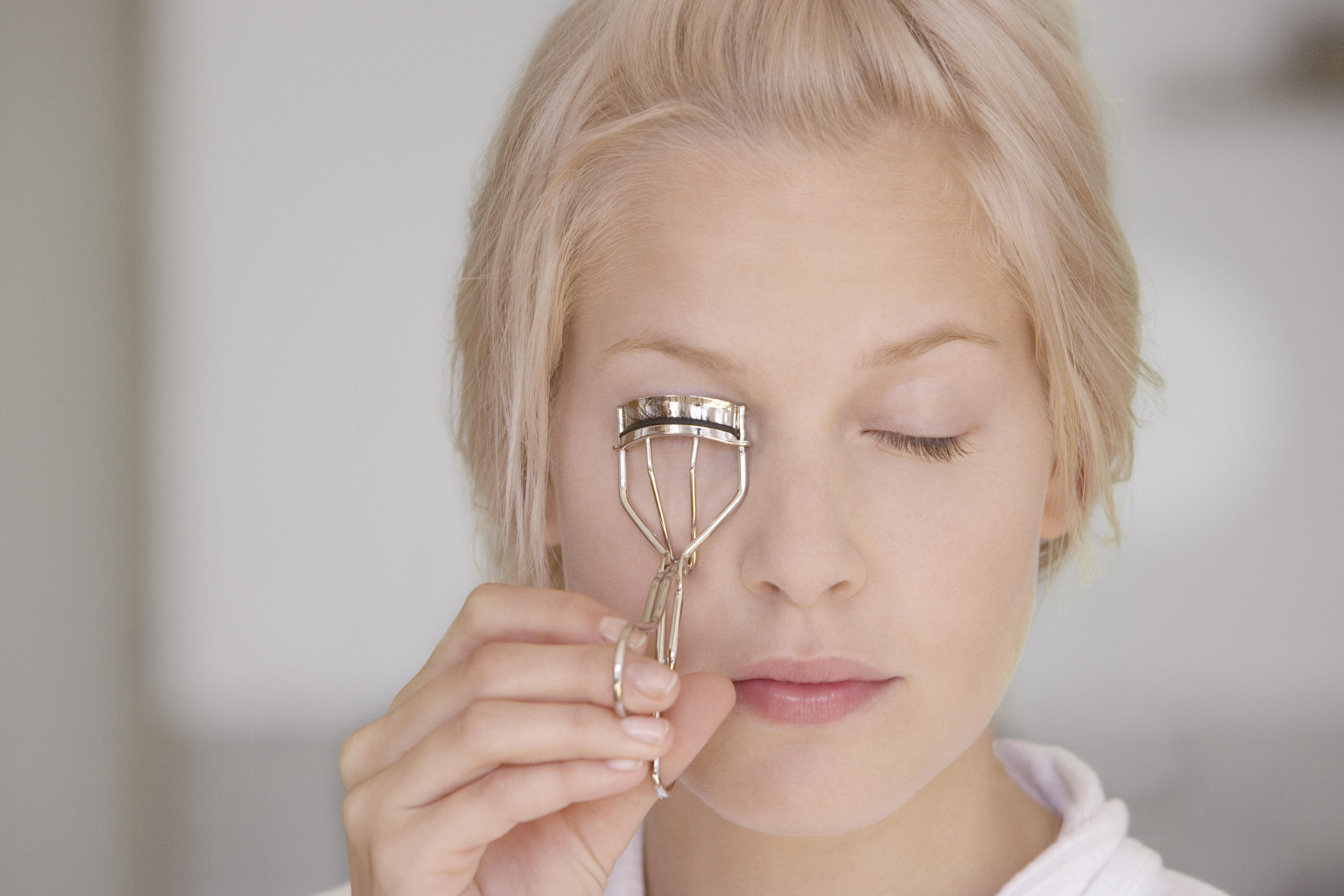 How to Use an Eyelash Curler