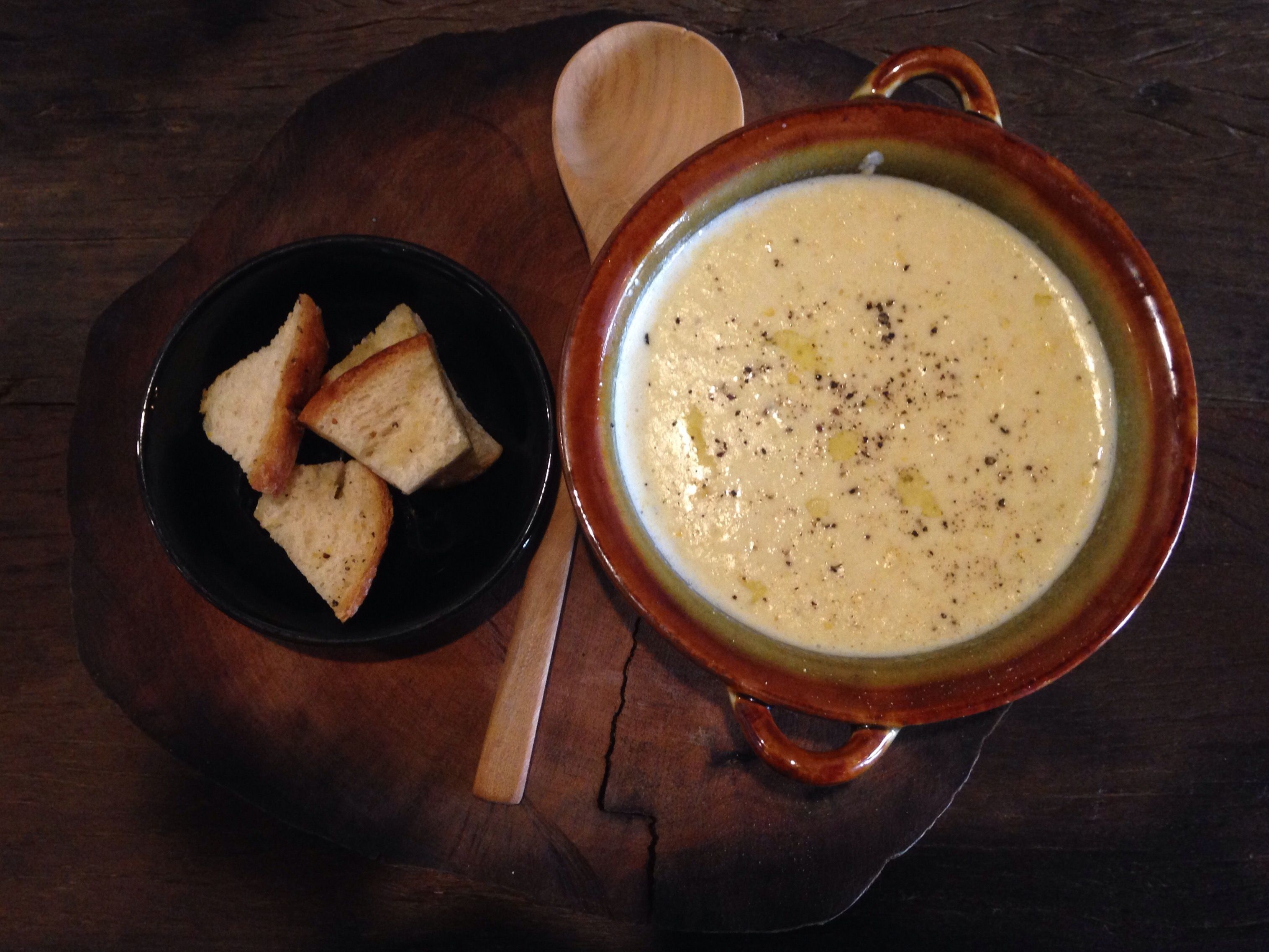 Slow Cooker Swiss Fondue With Kirsch 