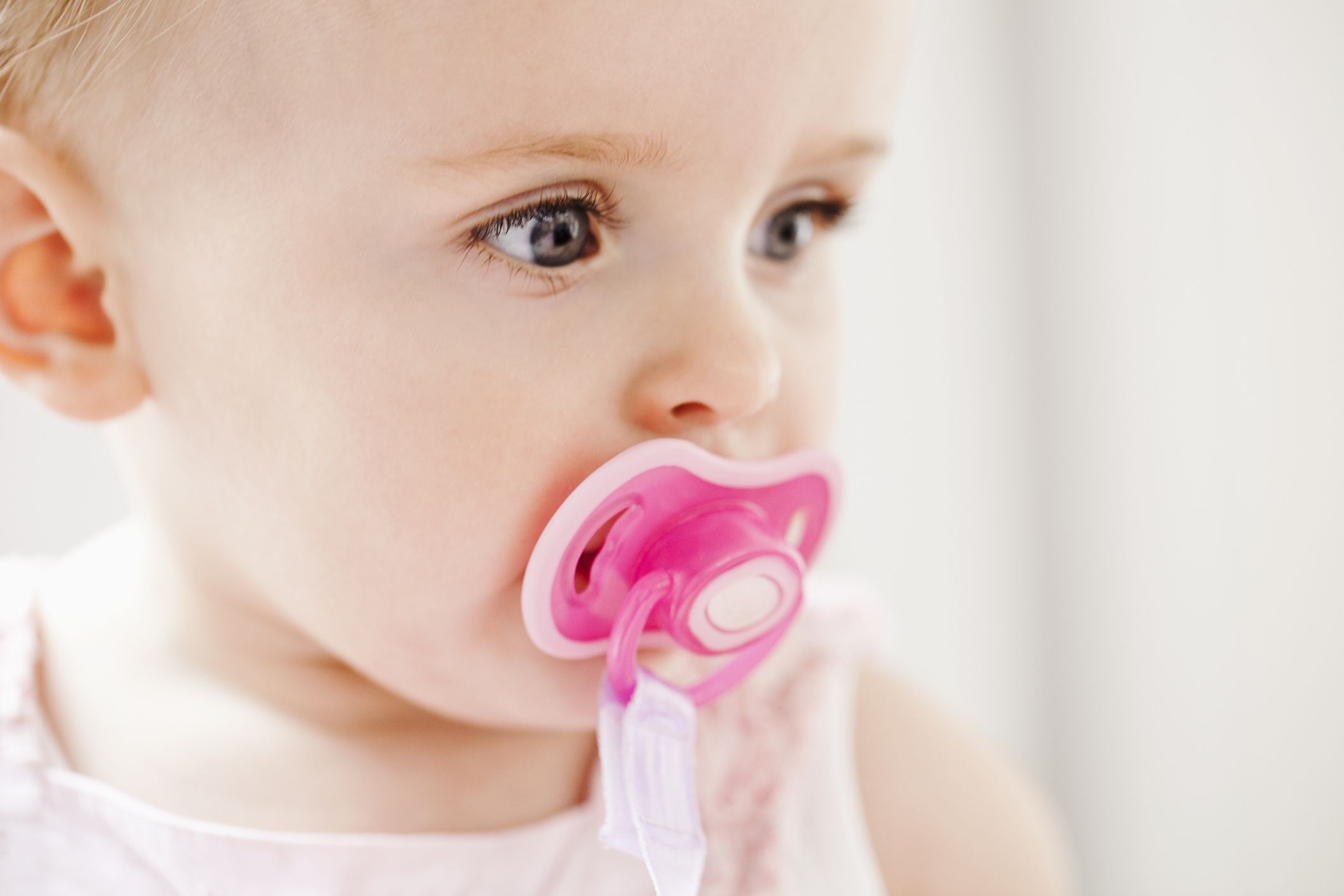 The Pros and Cons of Pacifier Use In Breastfed Babies