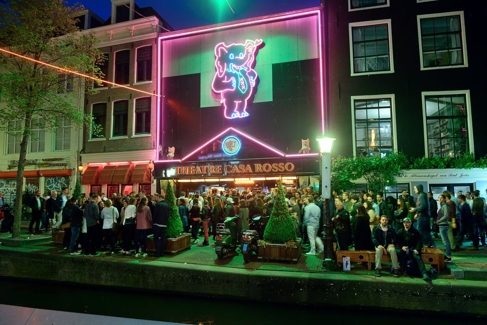 theatre-casa-rosso-in-red-light-district--in-amsterdam-544713648-5972c45d03f40200108a4513.jpg