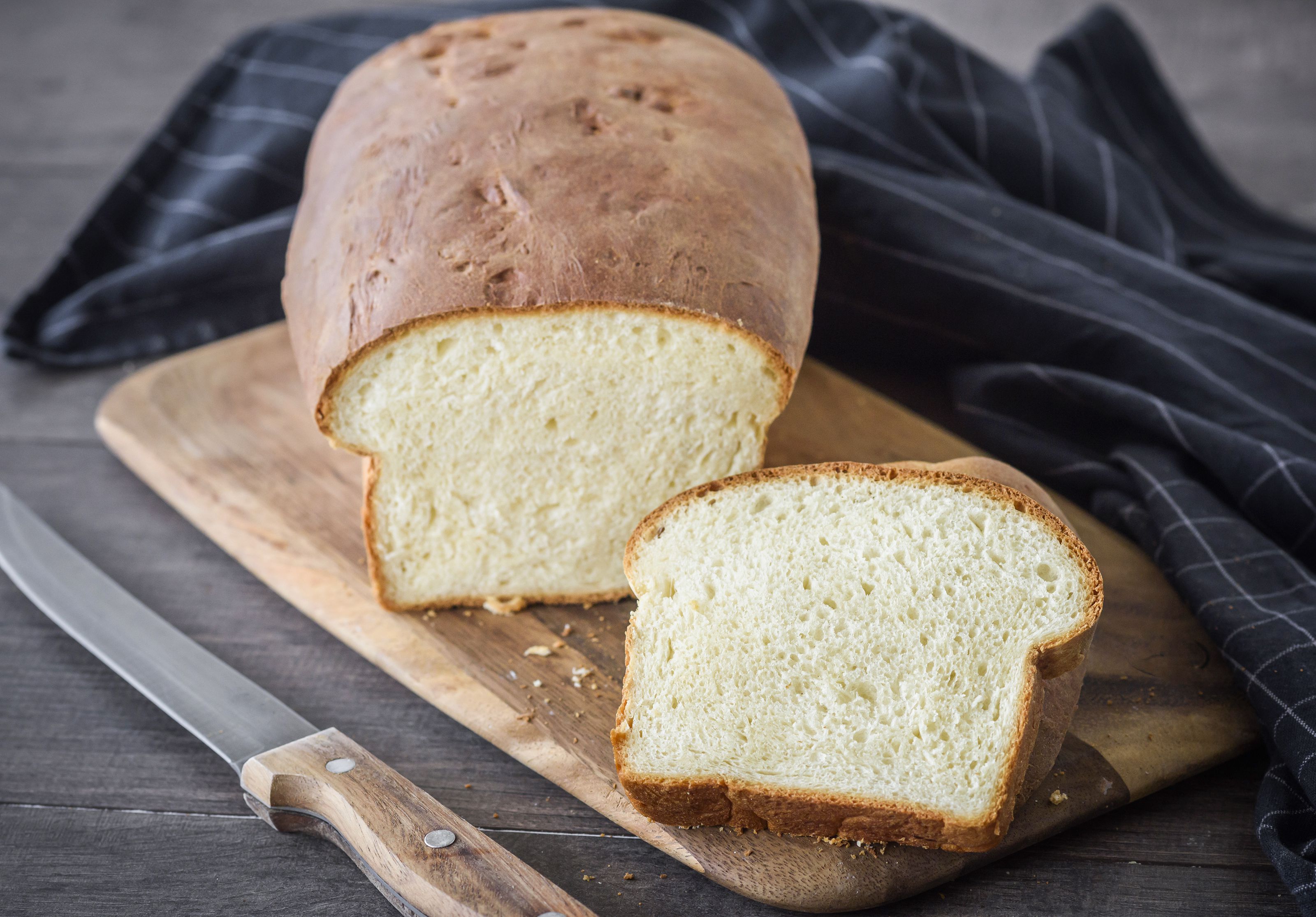 Белый хлеб с молоком рецепт. Хлеб со сгущенкой. Белый хлеб. Батон со сгущенкой. Белый хлеб со сгущенкой.