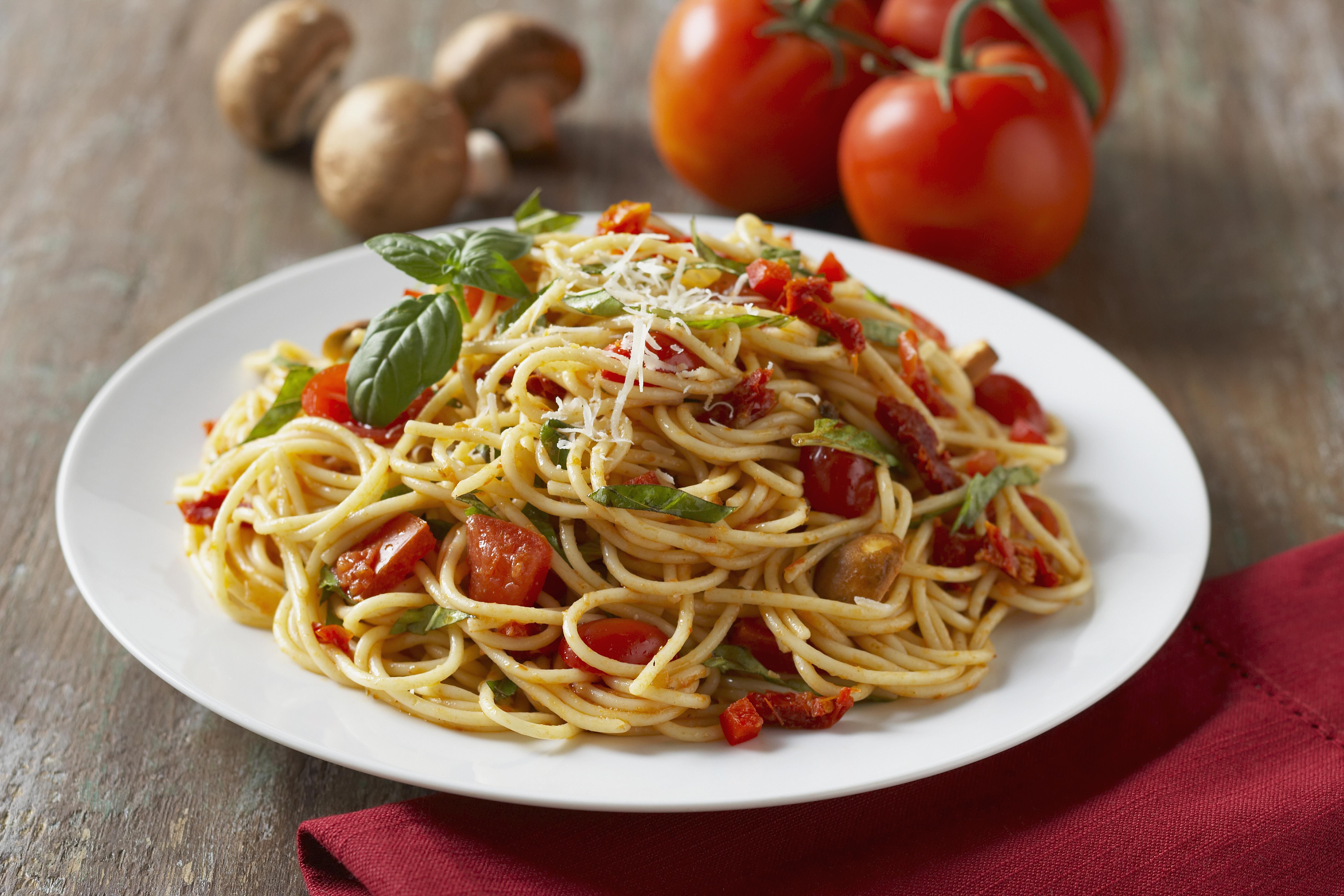 Итальянские спагетти помидоры фото