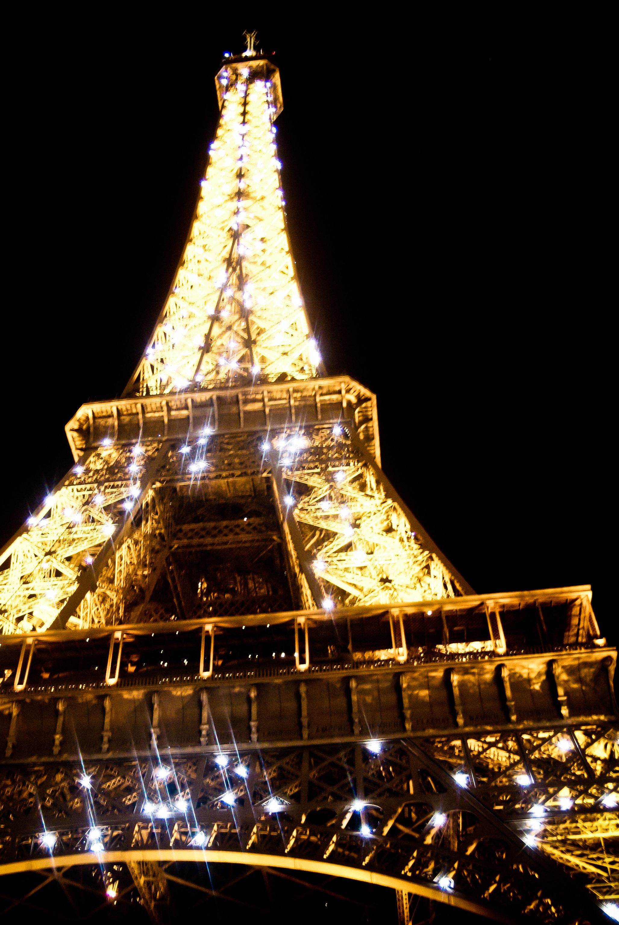 when la tour eiffel lights up