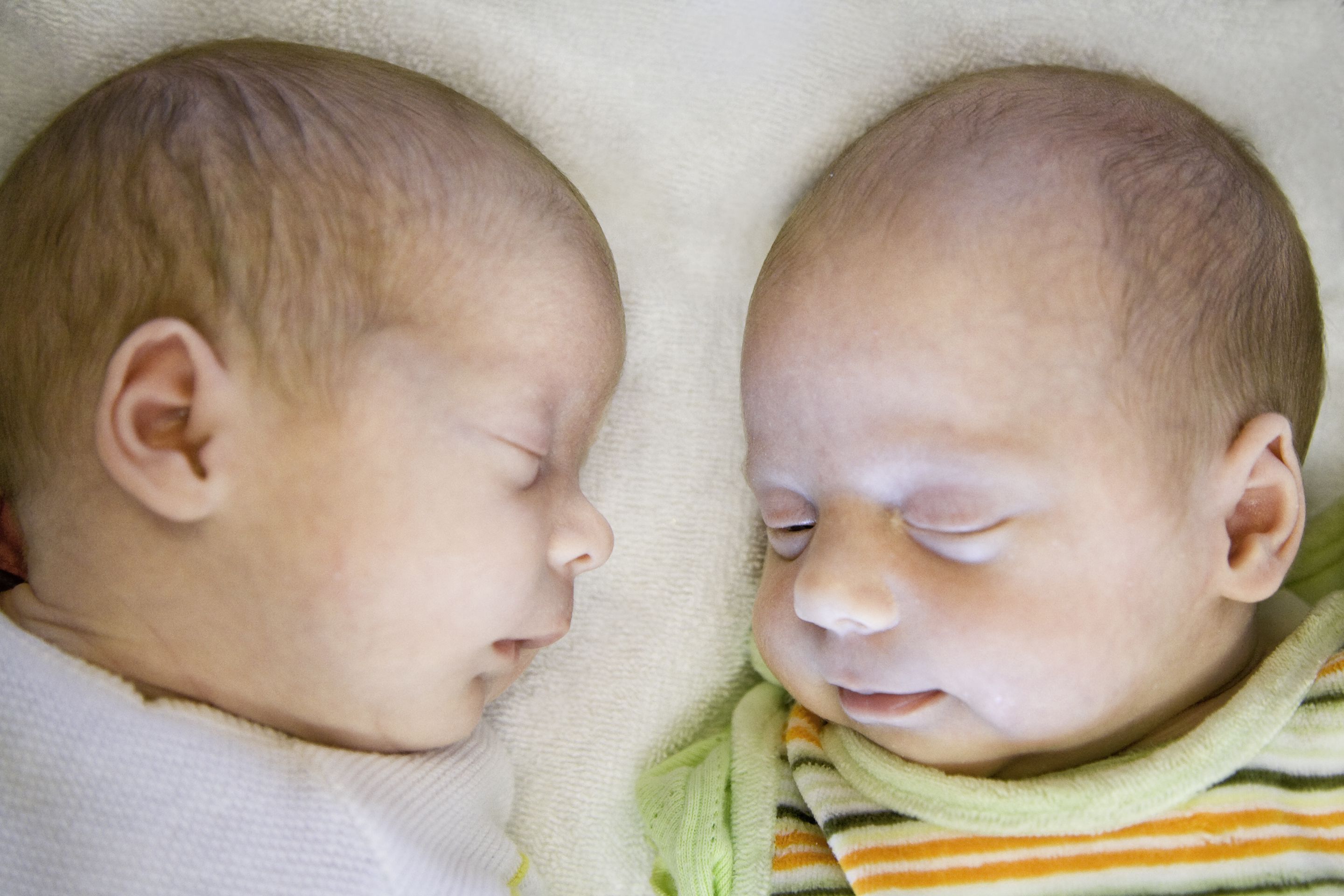 twins-sleeping-together-is-it-safe