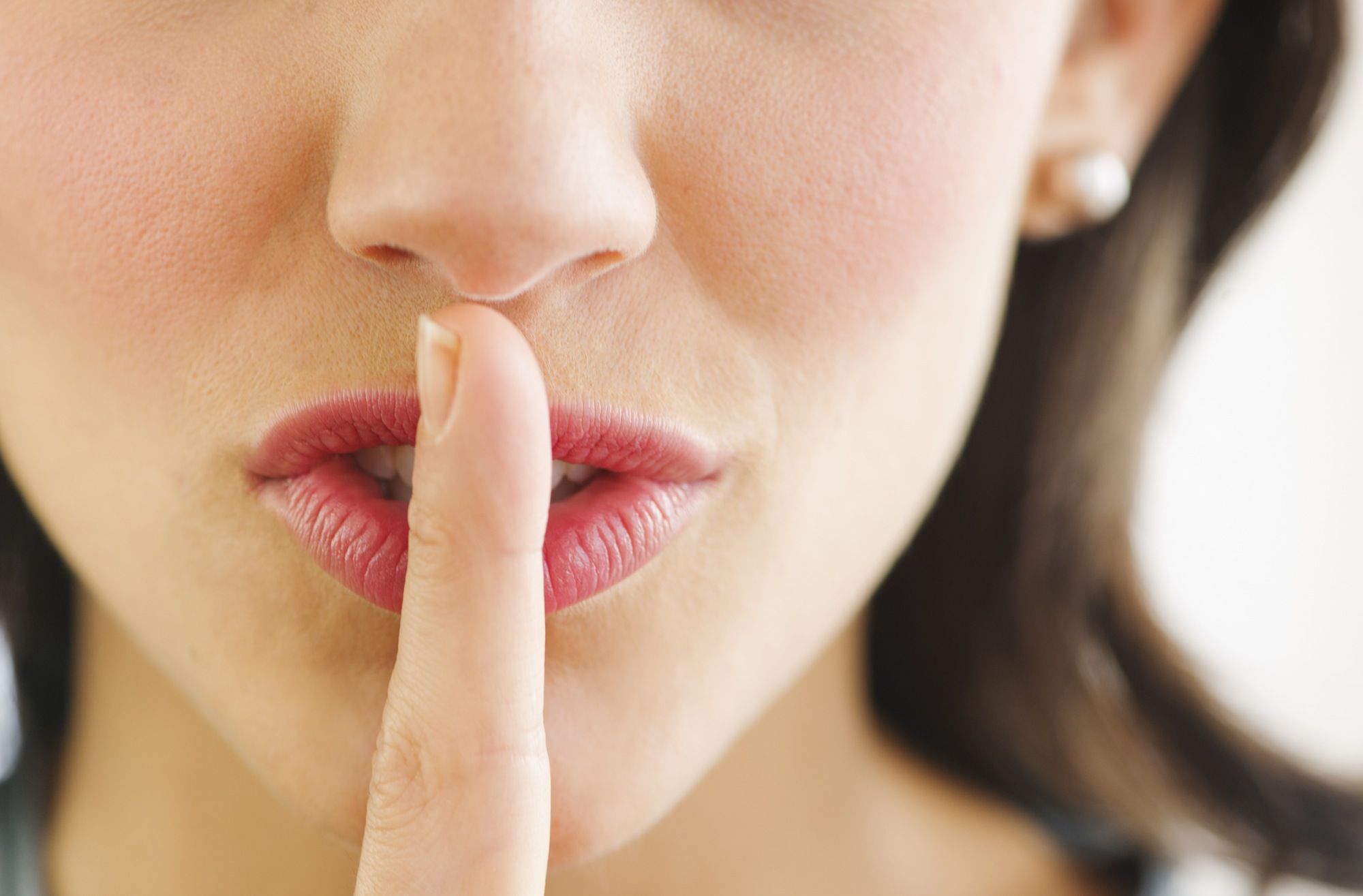 「Woman with finger on lips」的圖片搜尋結果