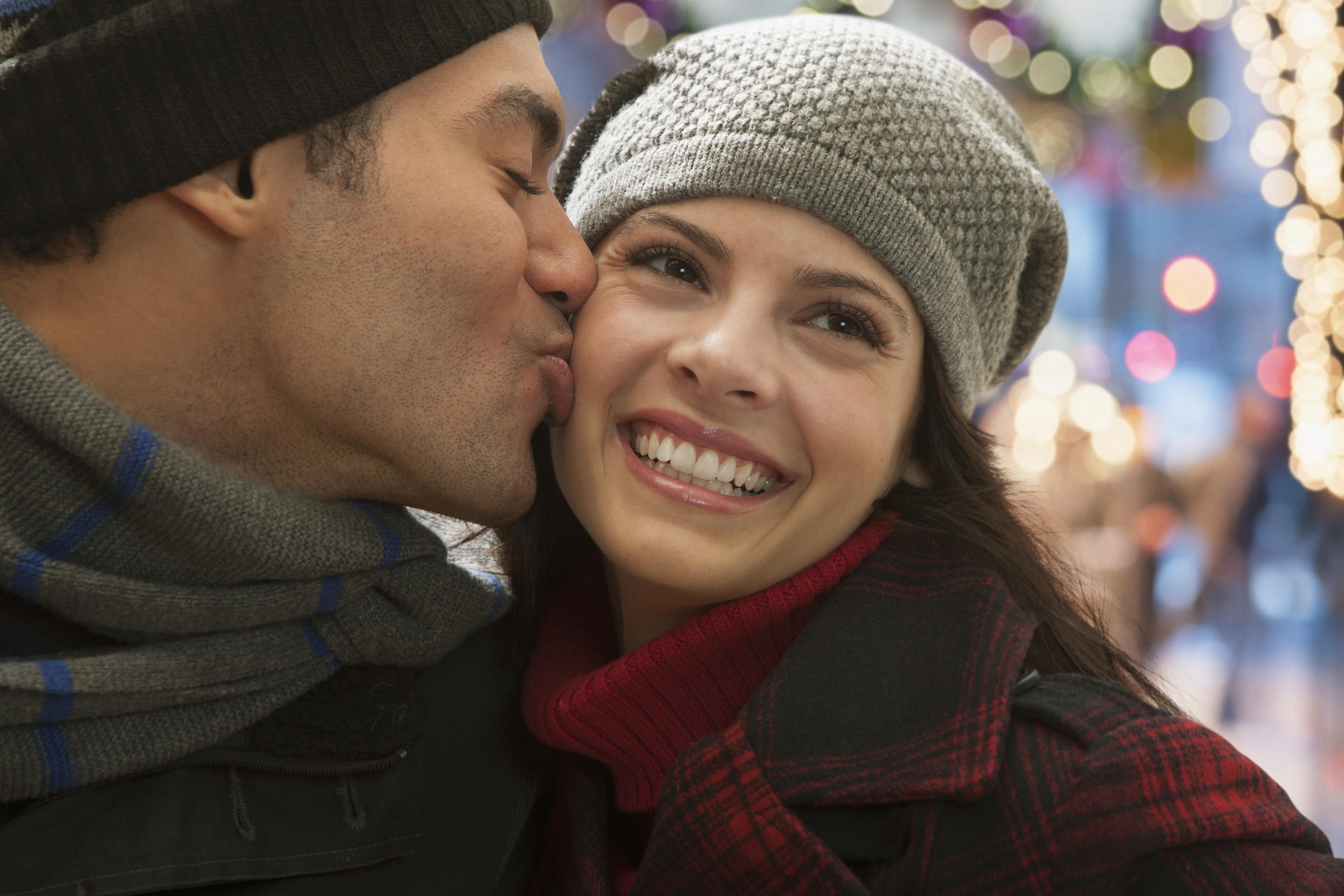How to Know the Right Time for a First Kiss