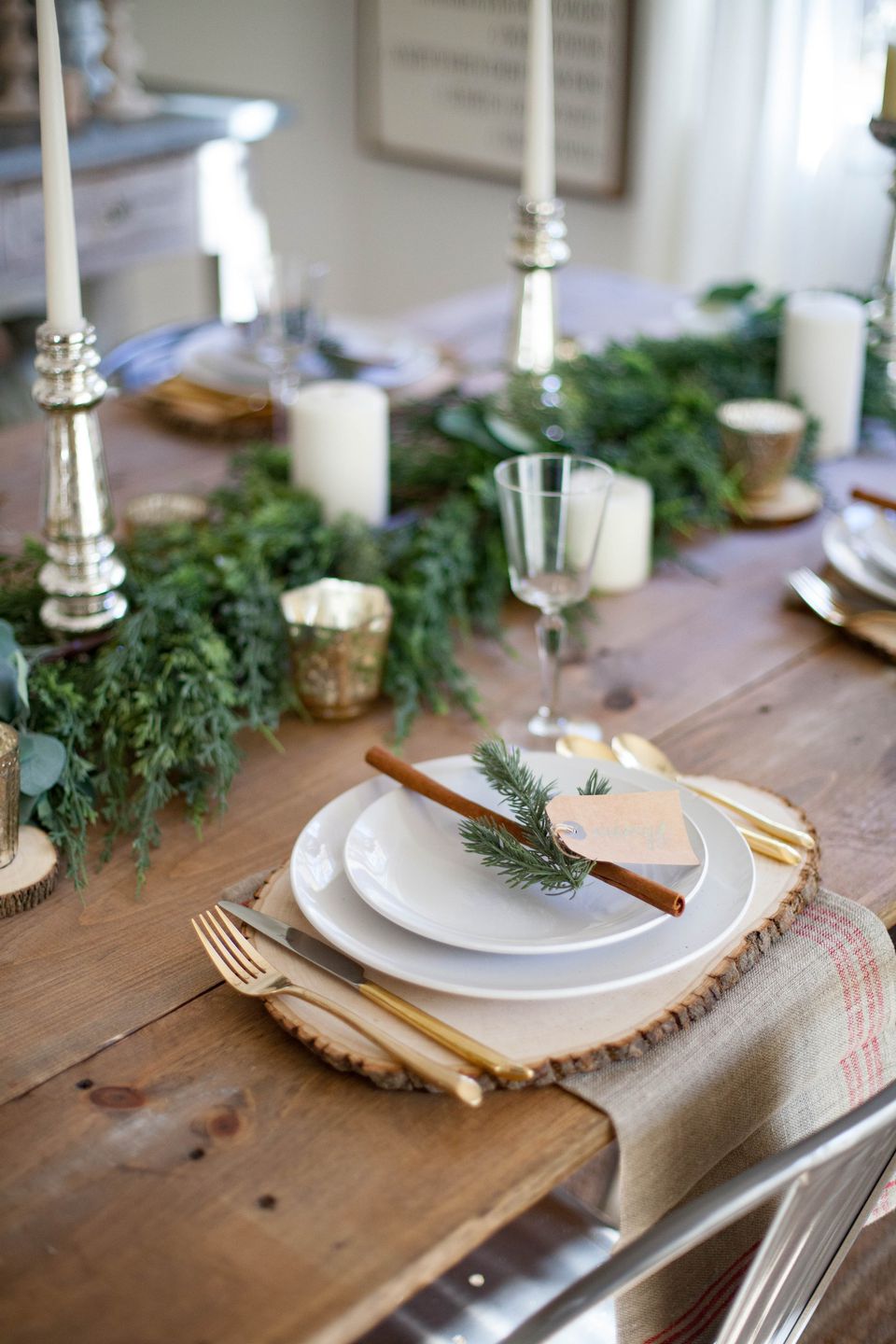 22-pretty-christmas-table-decorations-settings