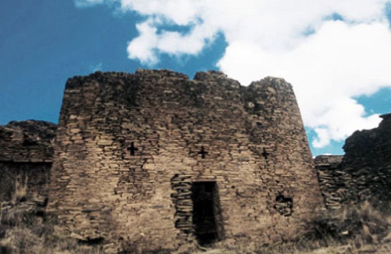 Complejo-Arqueologico-de-Garu-o-Yarowilca.jpg
