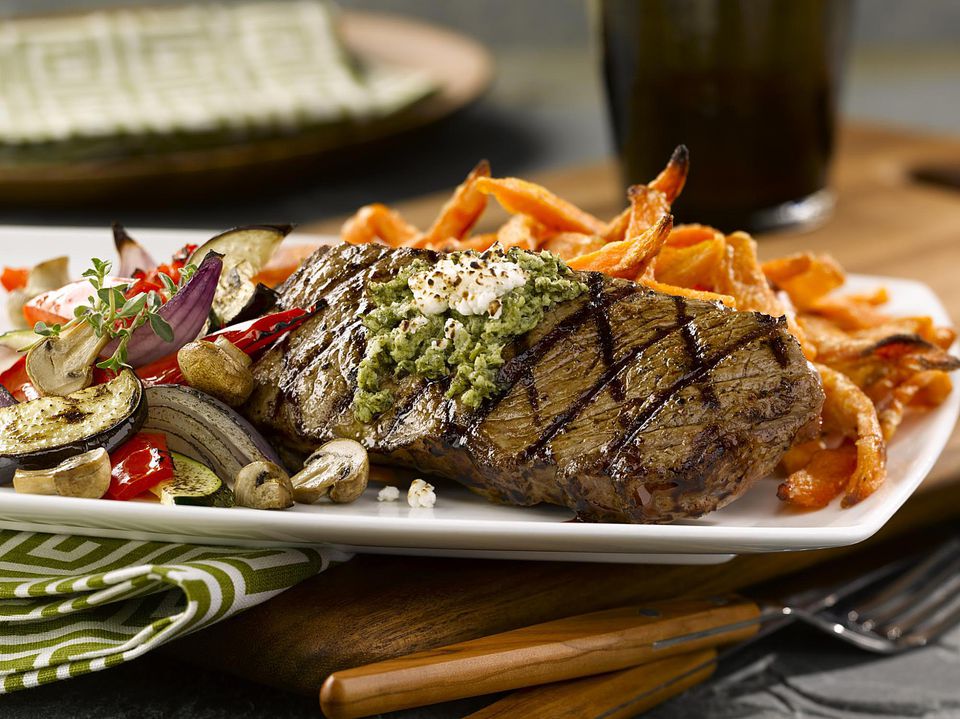 How Do The Best Restaurants Get Steaks To Taste Great