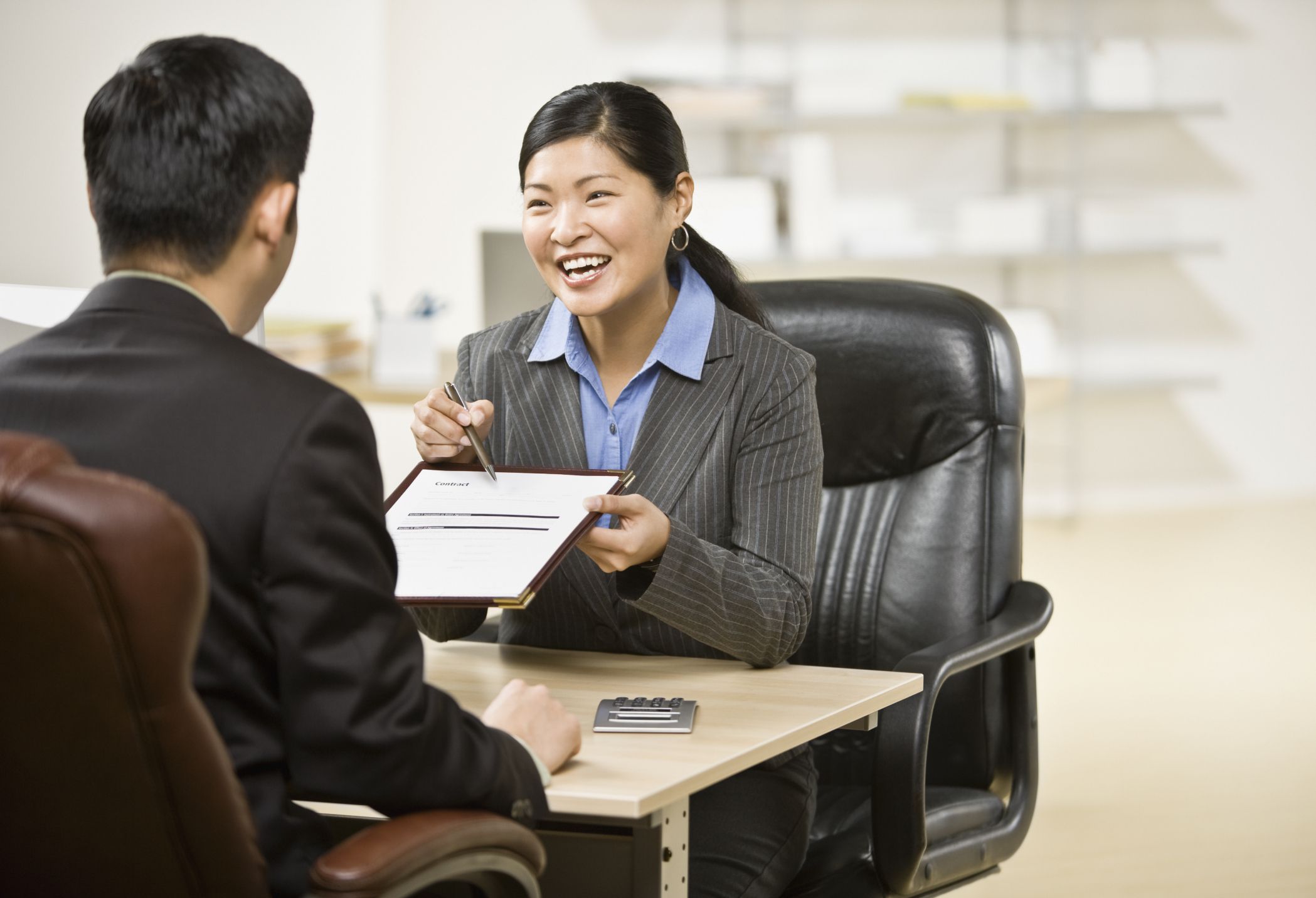 Андеррайтер. Mentoring a colleague. Asian Business woman and man.