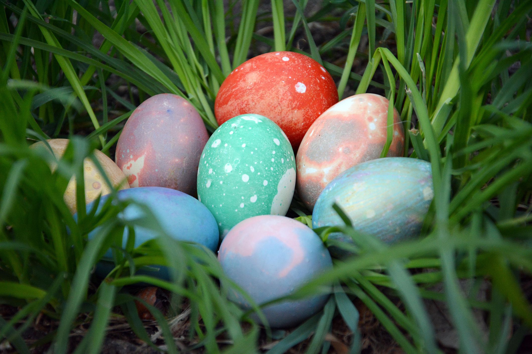 Где найти яйца в новом обновлении. Пасхальное яйцо. Цветные яйца. Пасхальные яйца в Англии. Разноцветные пасхальные яйца.
