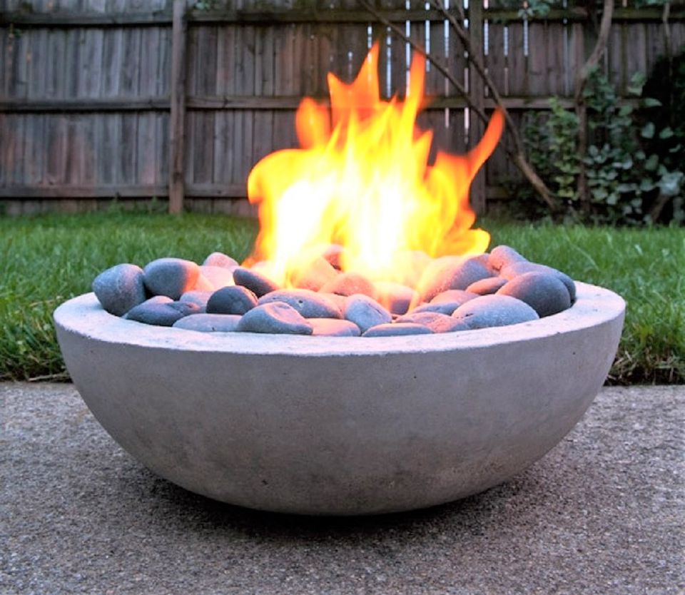 10 DIY Backyard Fire Pits