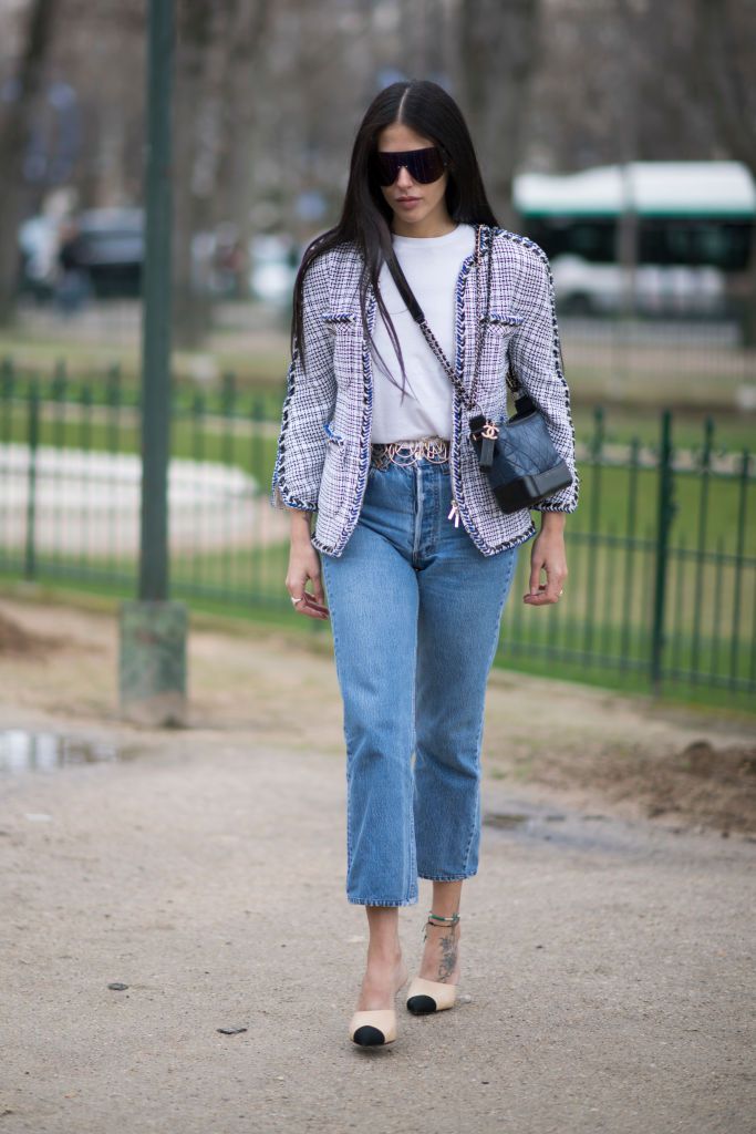 How to Dress Up Jeans and a T-Shirt to Look More Chic