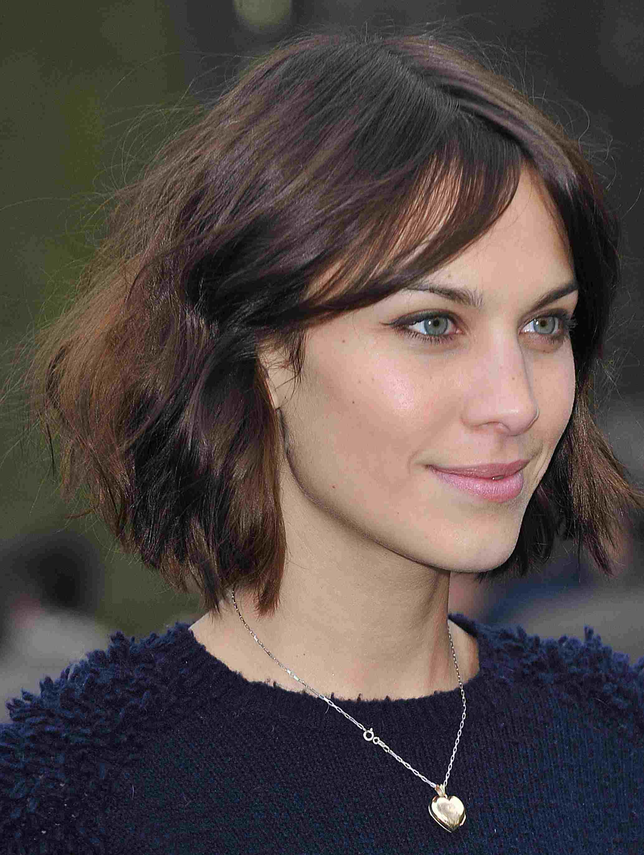 alexa chung hairstyle shag 56a0808a3df78cafdaa238bf