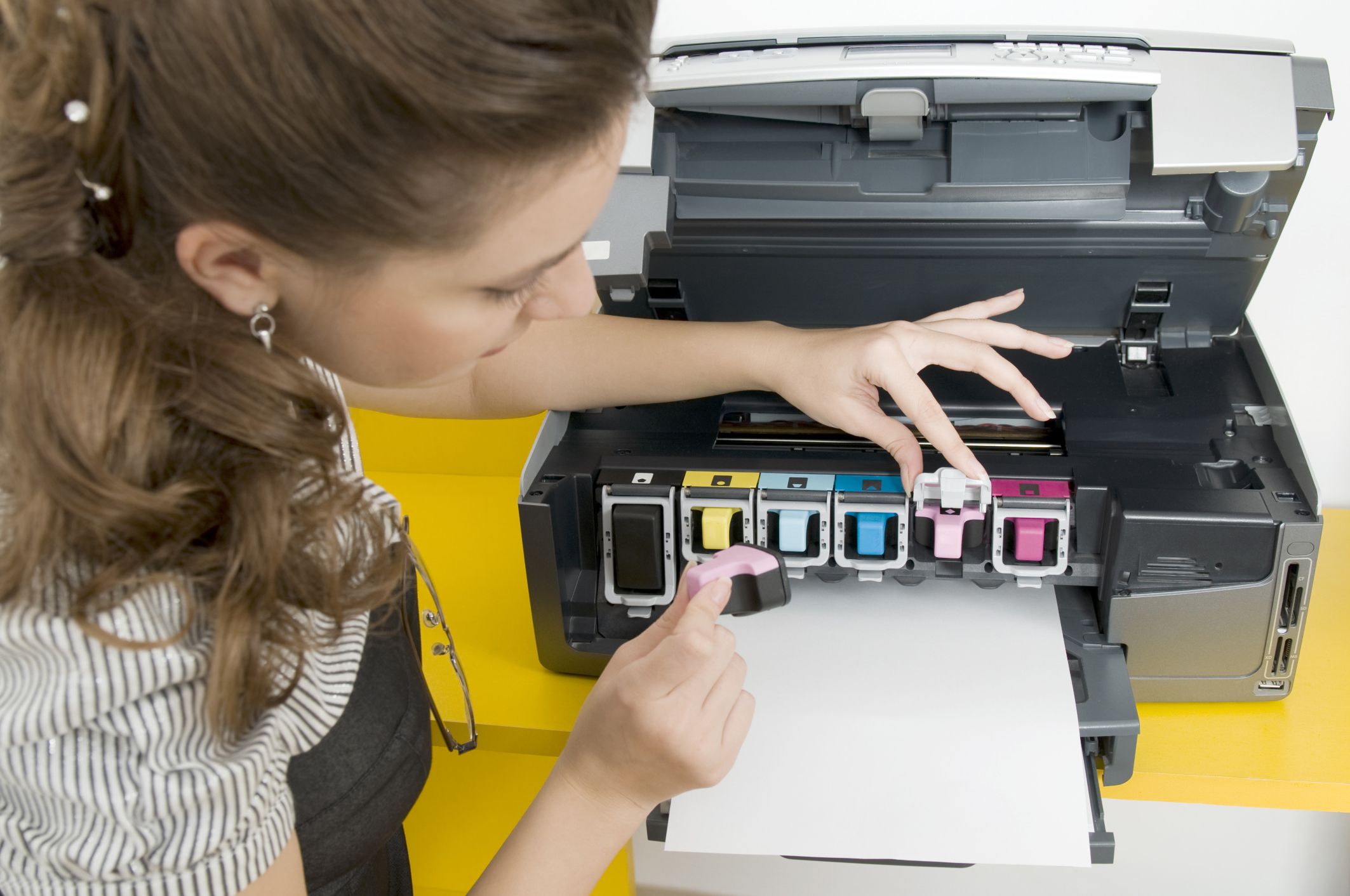 День тонера. Картридж для струйного принтера. Краска для принтера картридж. Заправка картриджей для принтера. Краска картридж для принтера струйного.