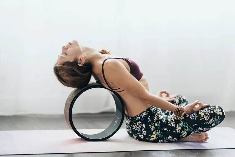 瑜伽輪支持傾斜容易的姿勢