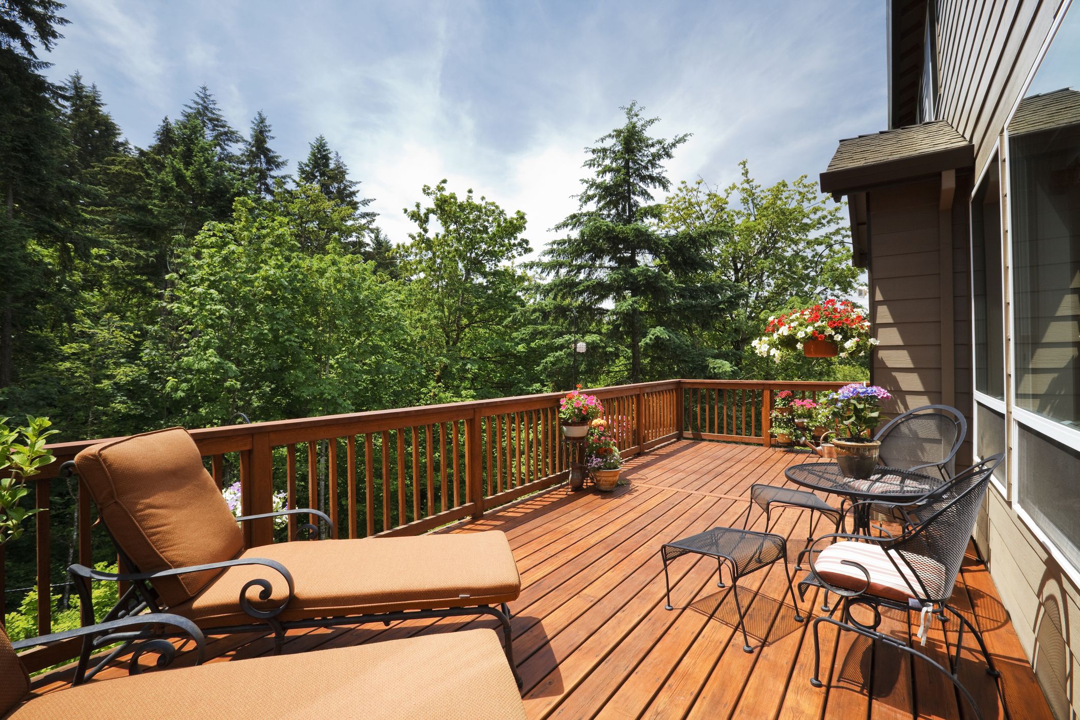 10 Beautiful DIY Backyard Decks