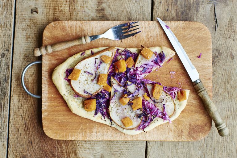 Flammkuchen with red cabbage, pears and non-dairy cheese