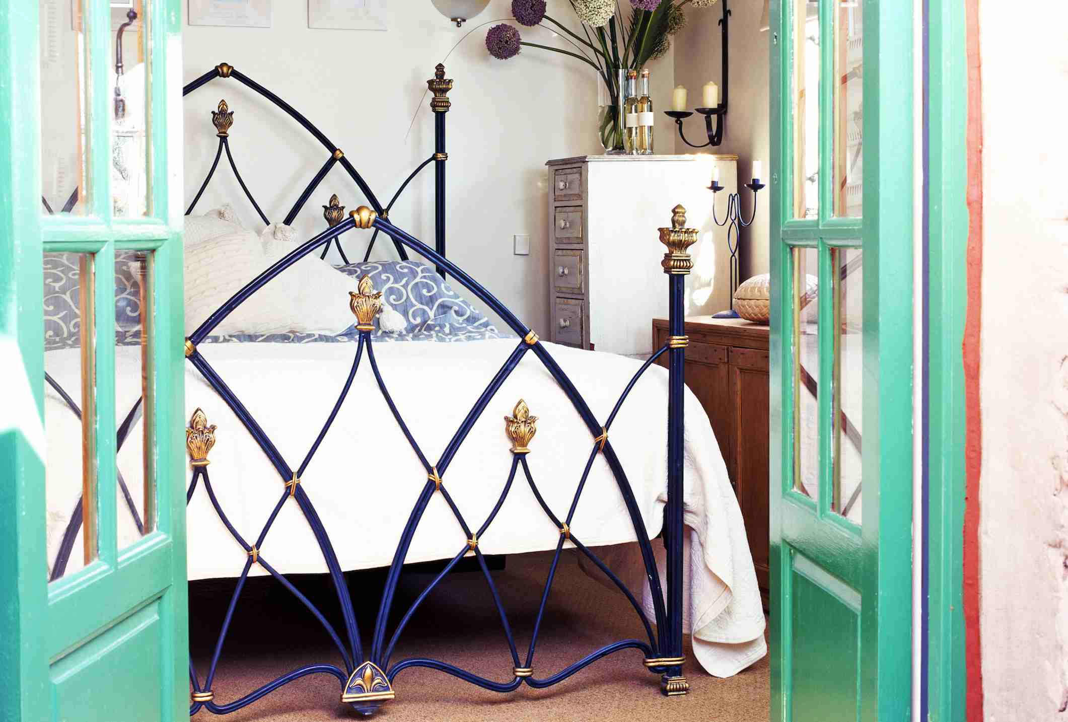 10 Worst Feng Shui Bed Headboards