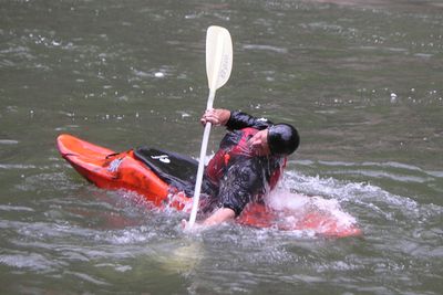 step-by-step guide on how to hold a kayak paddle