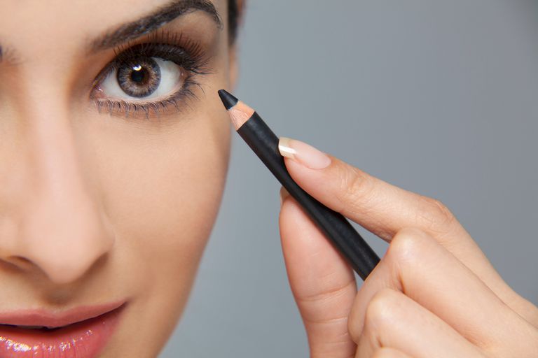 10-easy-tricks-to-applying-pencil-eyeliner