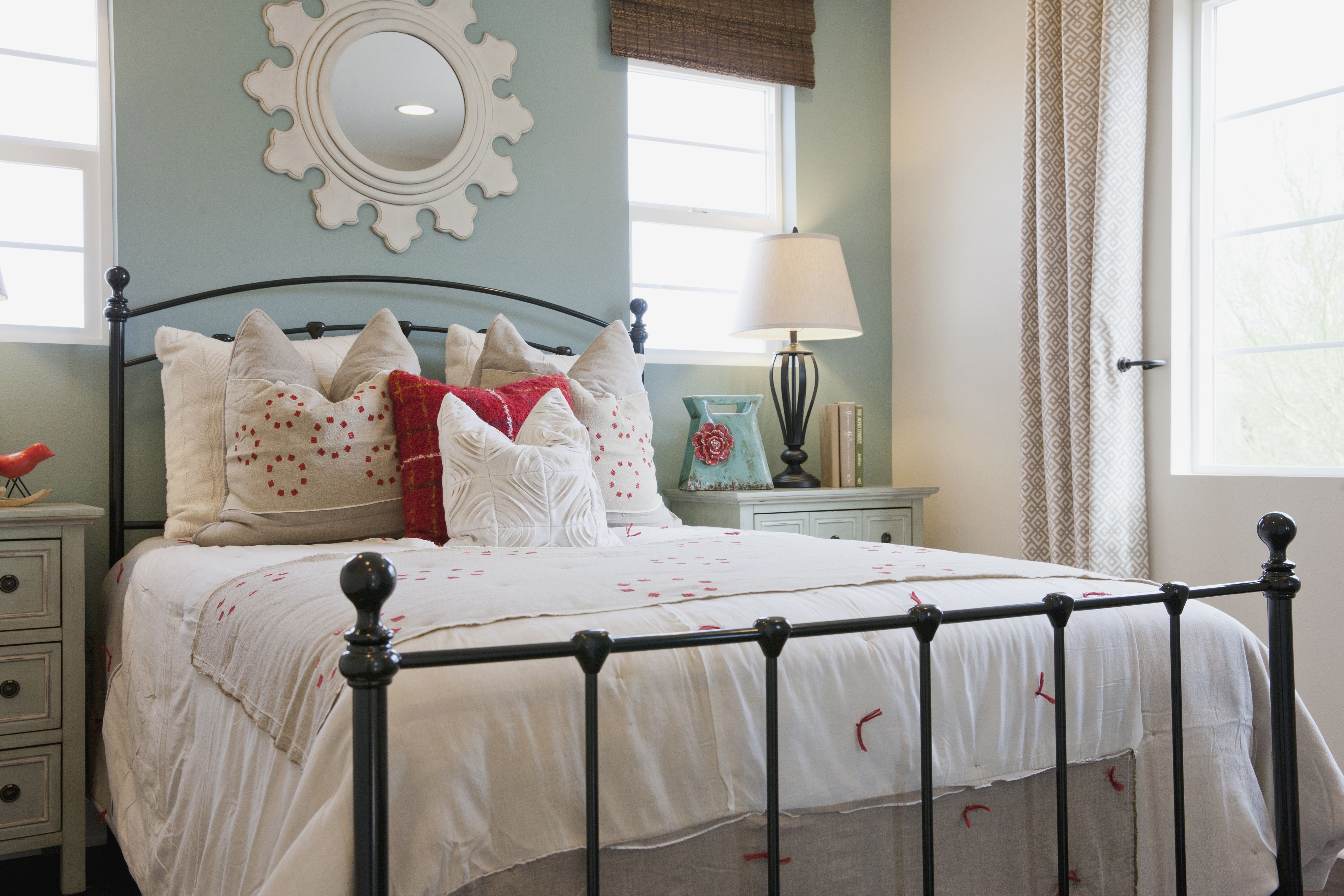 Photos and Tips for Decorating a Shabby Chic Bedroom