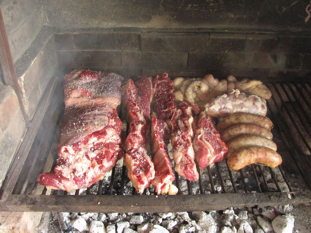 La tradición del asado argentino (historia, comida y más)