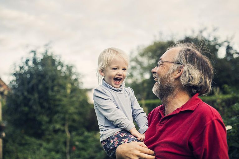 Resultado de imagen para abuelo con su nieta en brazos