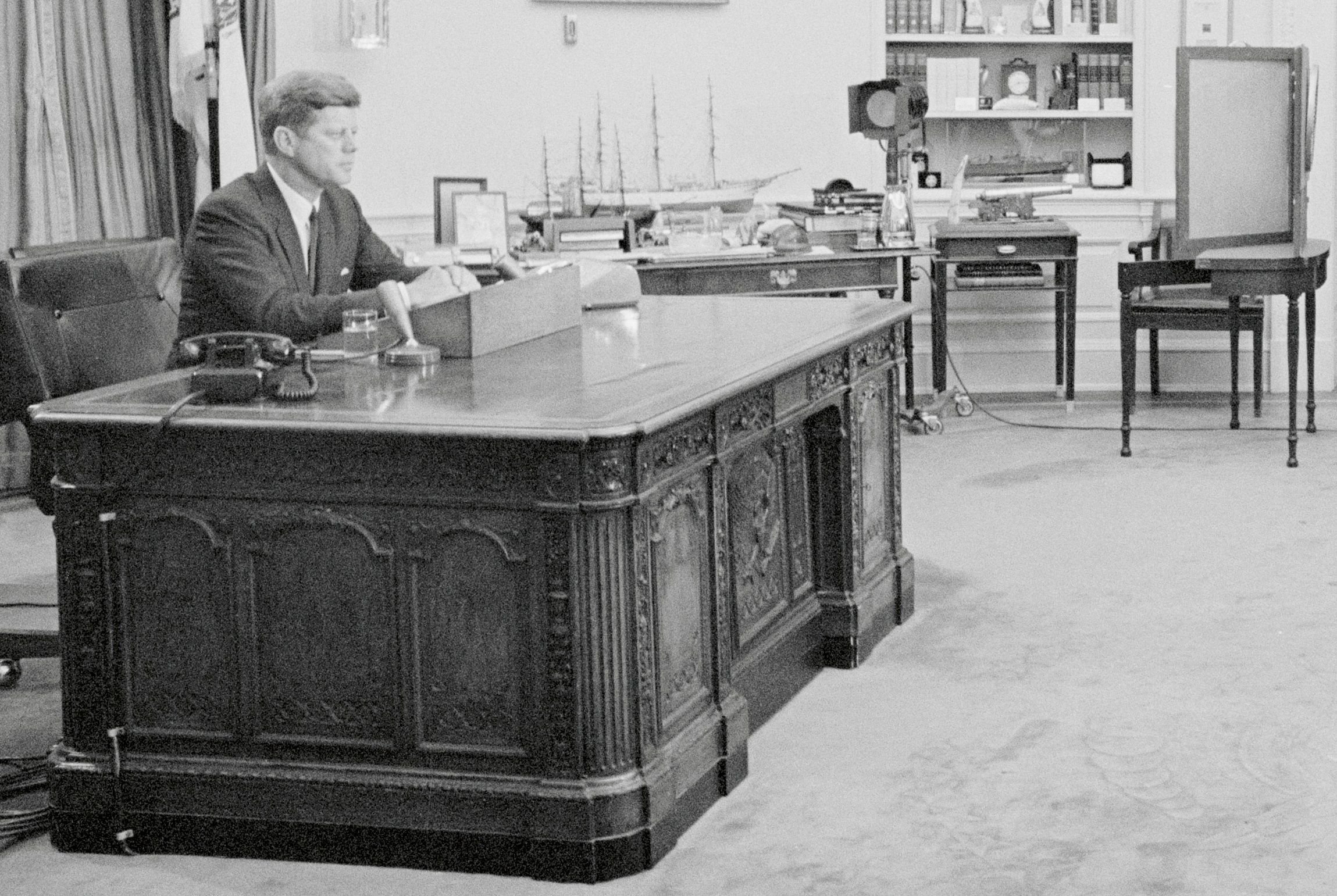 the-history-behind-the-president-s-resolute-desk