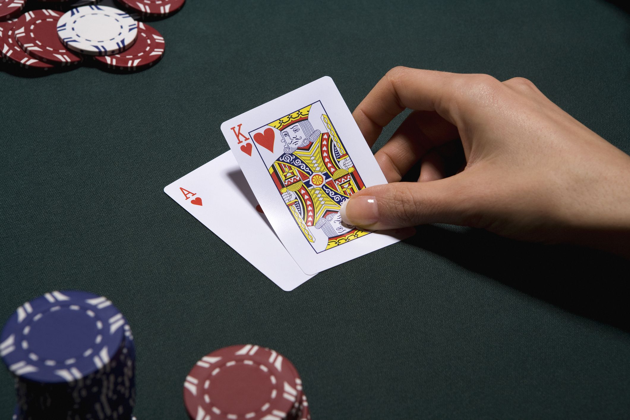 How is 2 card poker played?