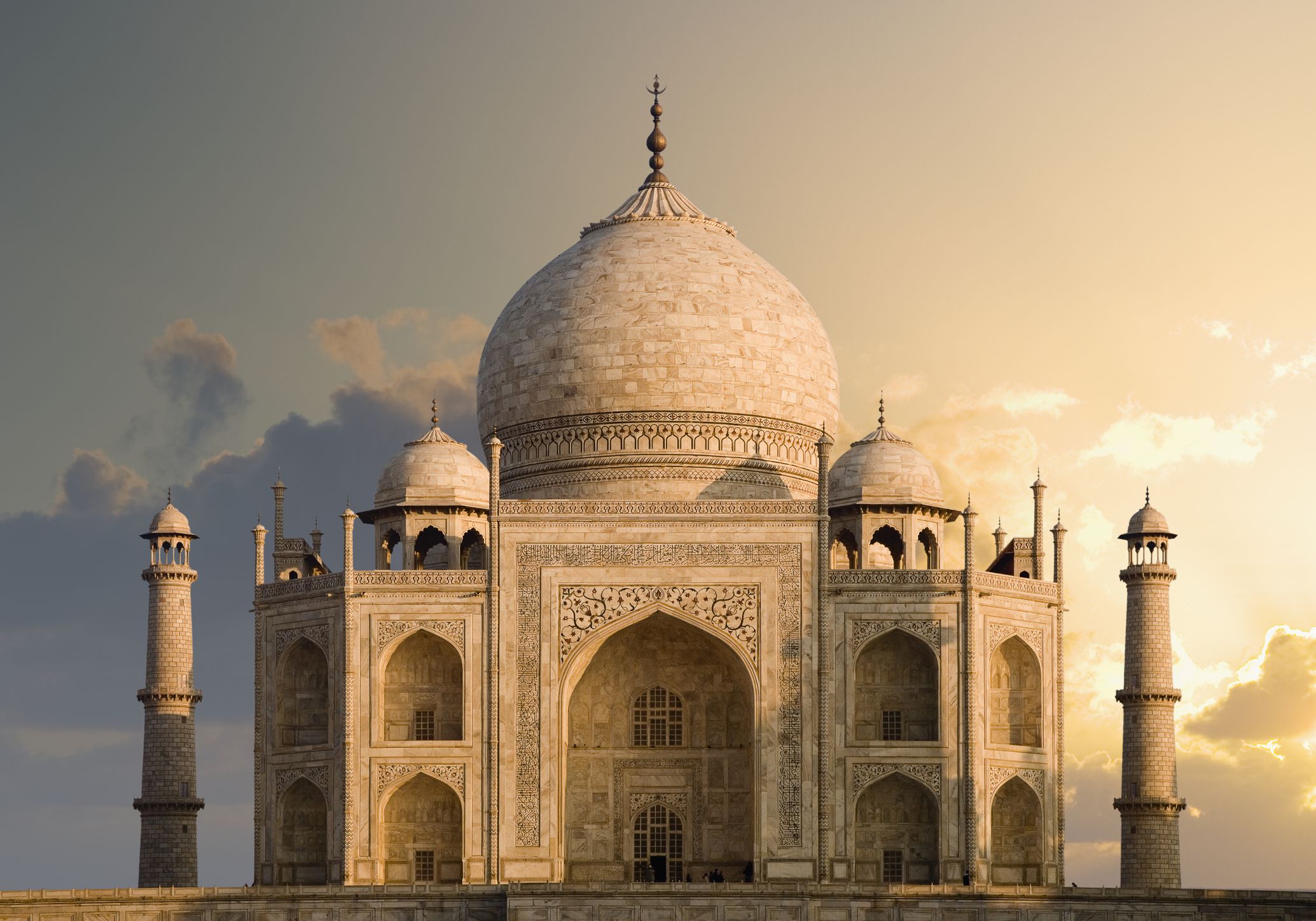 Best Trains for Travel Between Delhi and Agra (Taj Mahal)