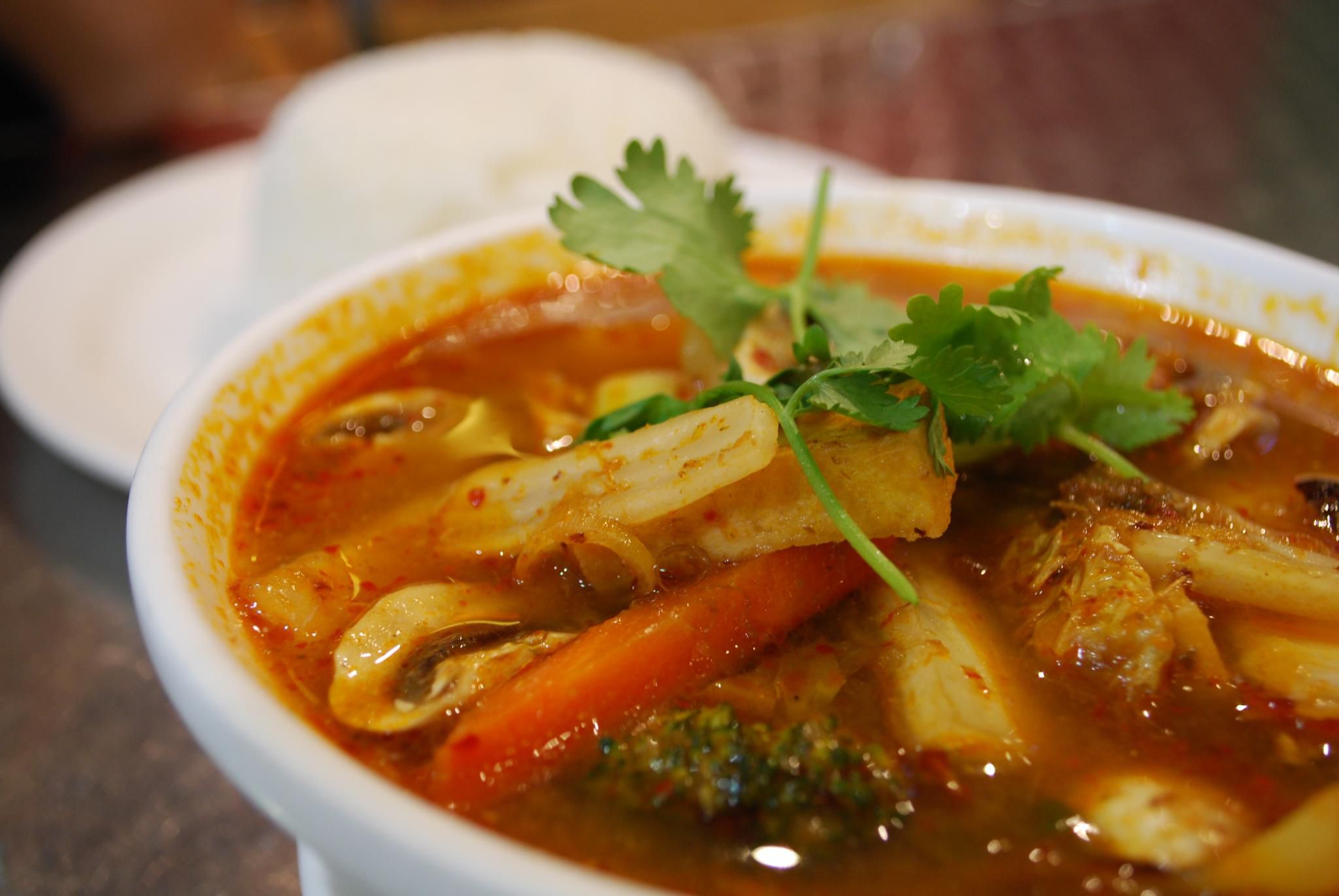 Тайский суп с грибами и свининой