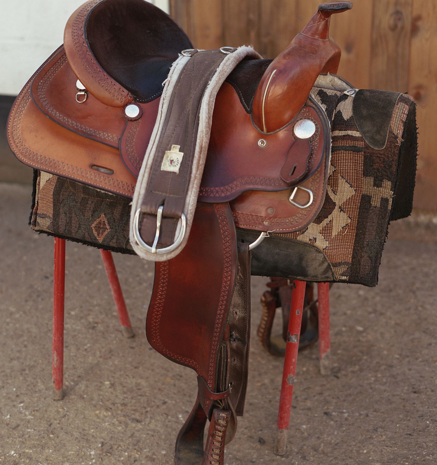 how-to-tie-a-western-cinch-position-the-saddle