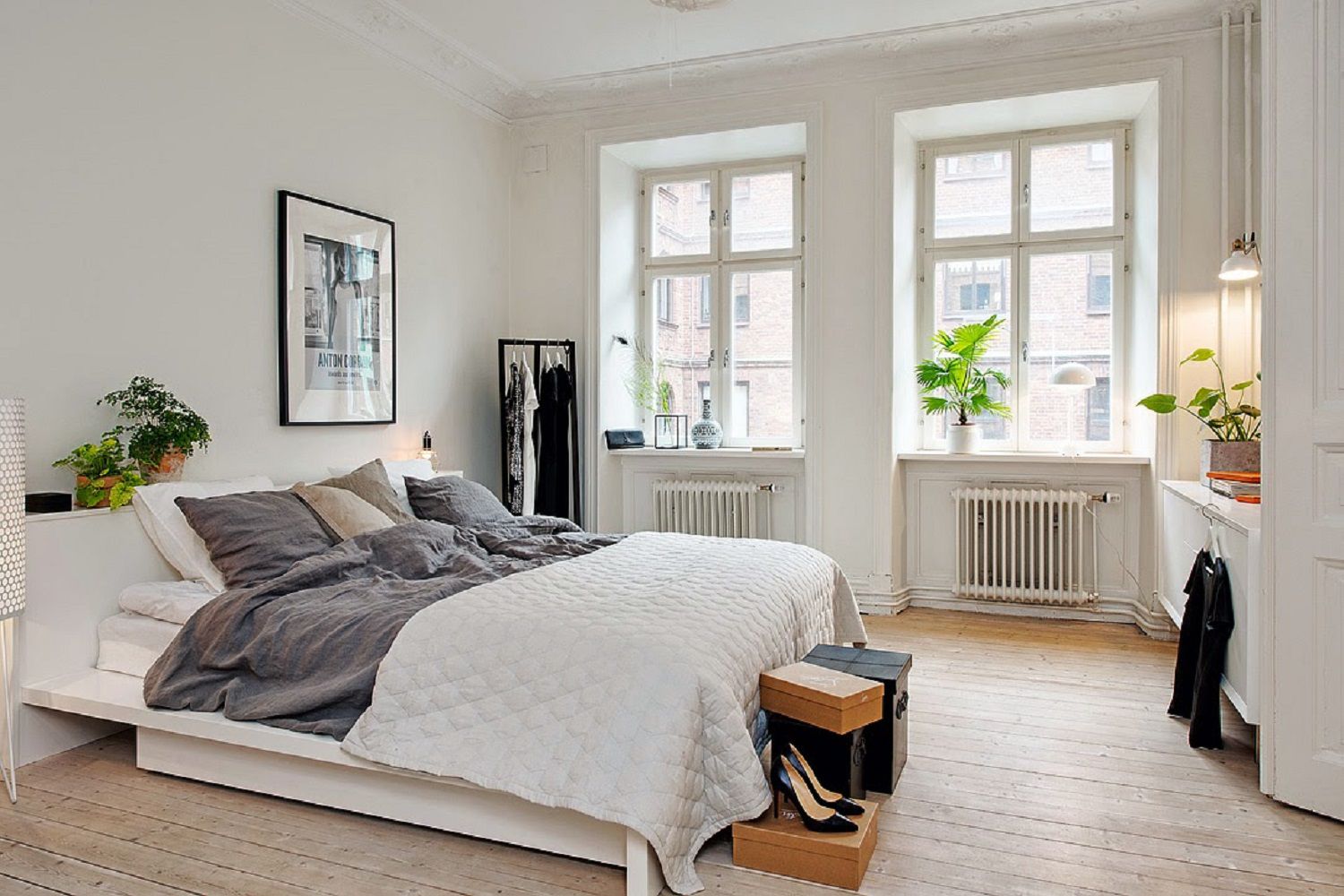 Simple Scandinavian Bed Design for Large Space