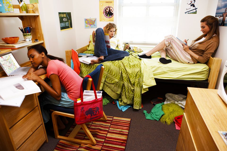 4 Easy Ways To Store Stuff Under Your Bed In A College