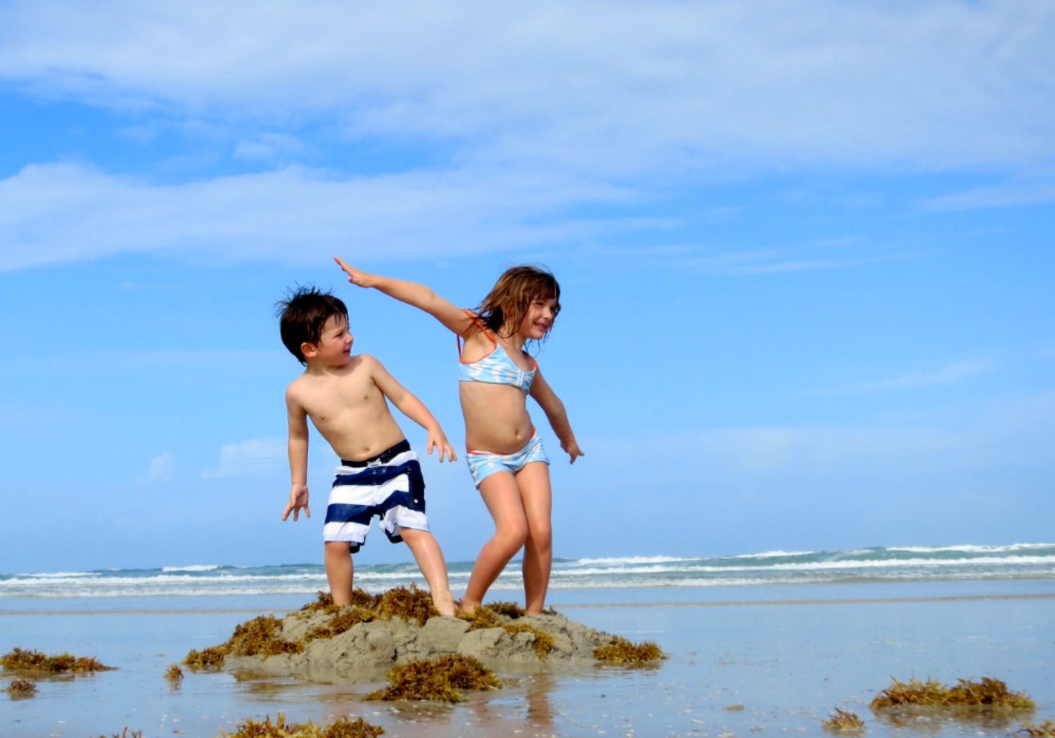 Дикий пляж рассказ. Дети на море топлесс. Топлесс дети остров. Beach fun Kids. Beach Венесуэла Family Baby.