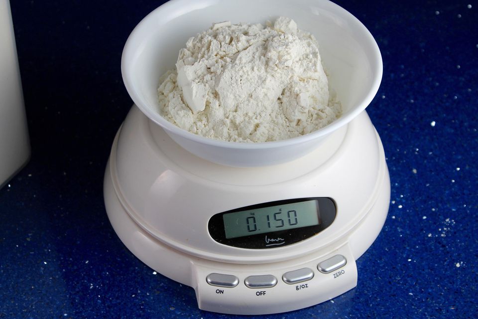 measuring-flour-correctly-for-baking-recipes