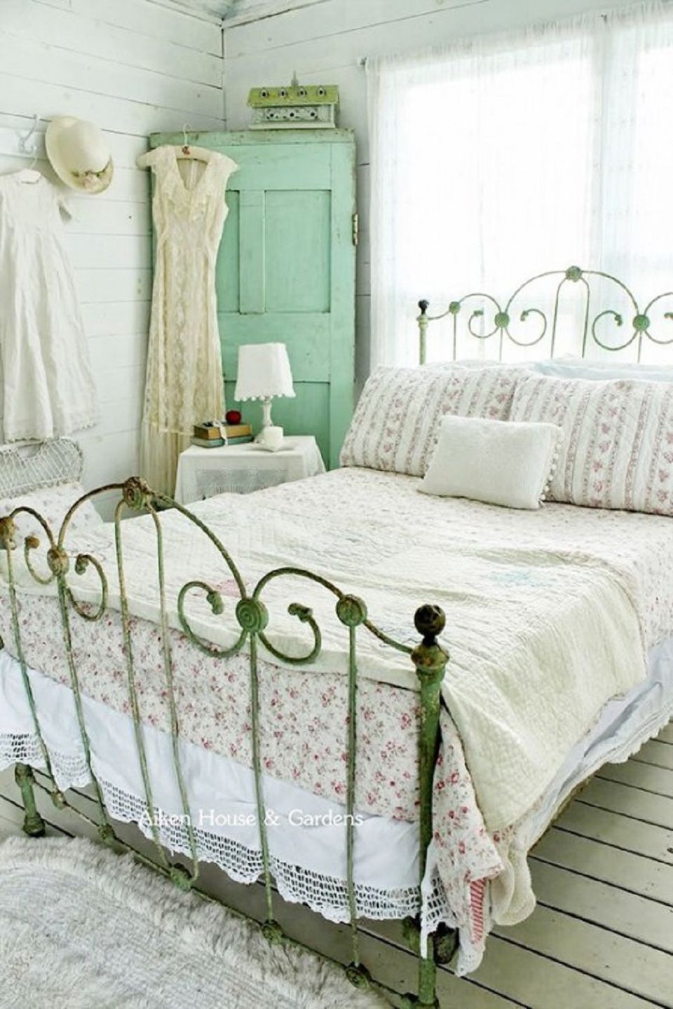 Vintage Bedroom Decorating Ideas and Photos