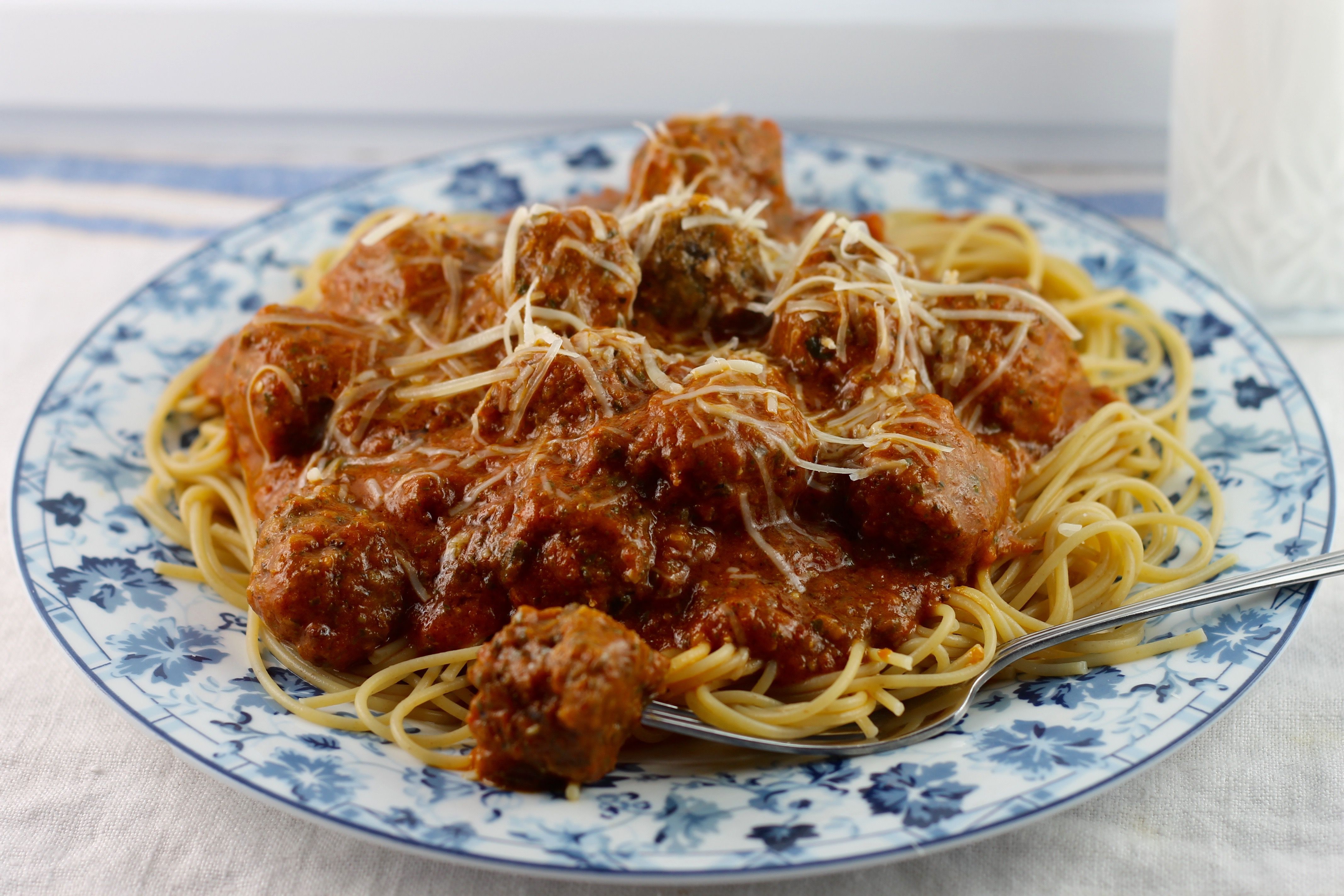 Спагетти с фрикадельками в томатном соусе на сковороде рецепт с фото пошагово классический