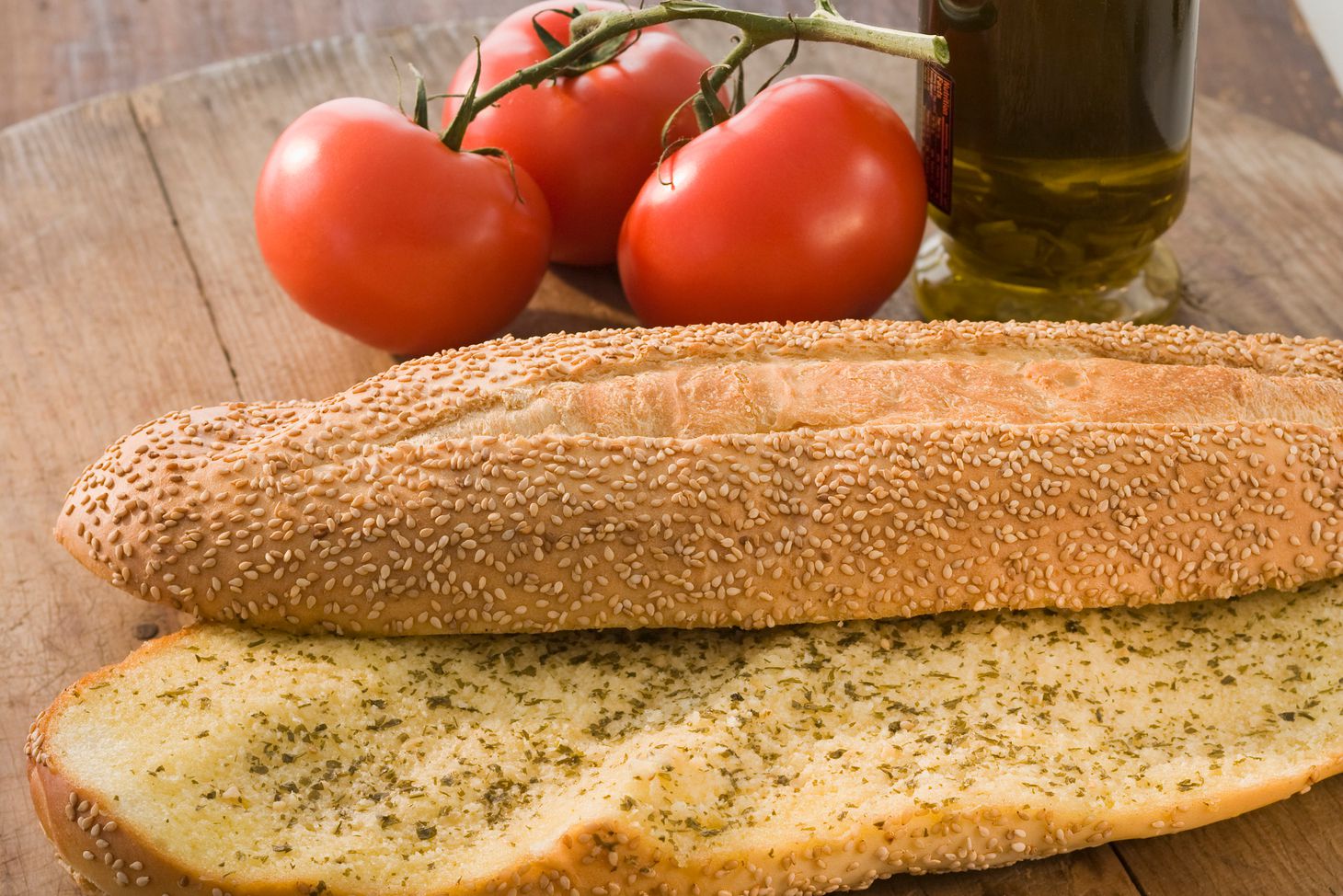 Хлеб с помидорами рецепт в духовке. Томатный хлеб. Хлеб с томатами. Хлеб с томатной пастой. Хлеб натертый помидорами.