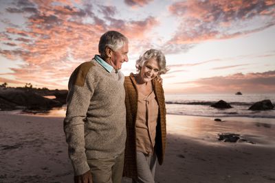 https://fthmb.tqn.com/i6vXY3IixDgszrGqQzMdagAVdzo=/400x0/filters:no_upscale()/happy-senior-couple-on-beach-at-sunset-510731773-57f4059b3df78c690faaf23f.jpg