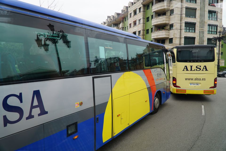 Автобусов мадрид. Автобусы alsa. Испанские автобусы alsa. Автовокзал Испания Мадрид. Автобусы Мадрида.