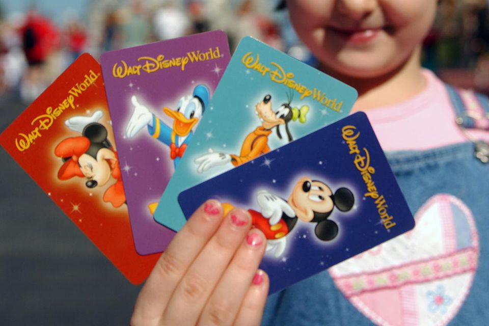 do disney florida hotels include park tickets