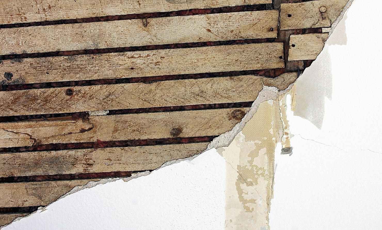 are lath and plaster walls load bearing