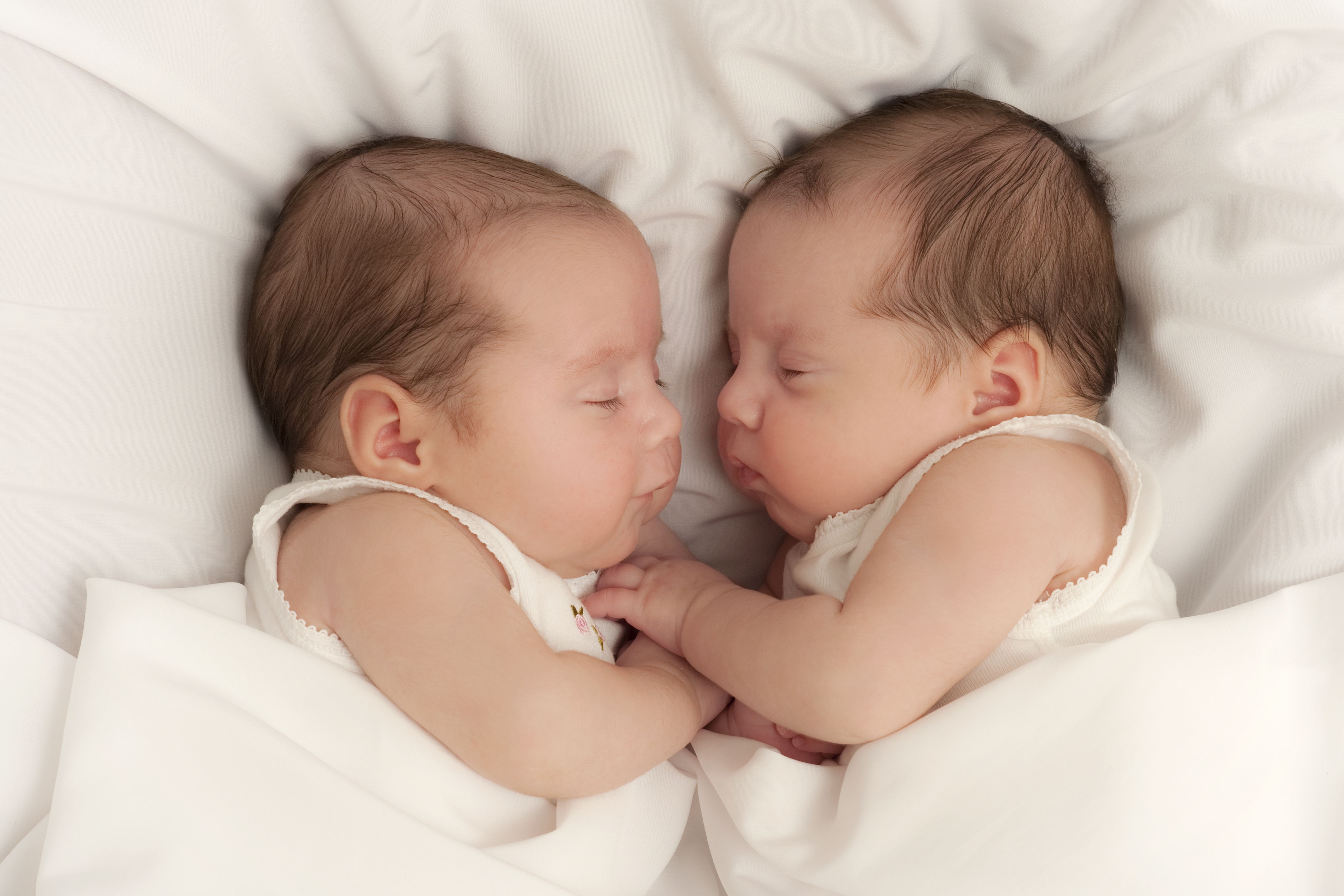 15 Sets of Spanish Baby Names for Twins